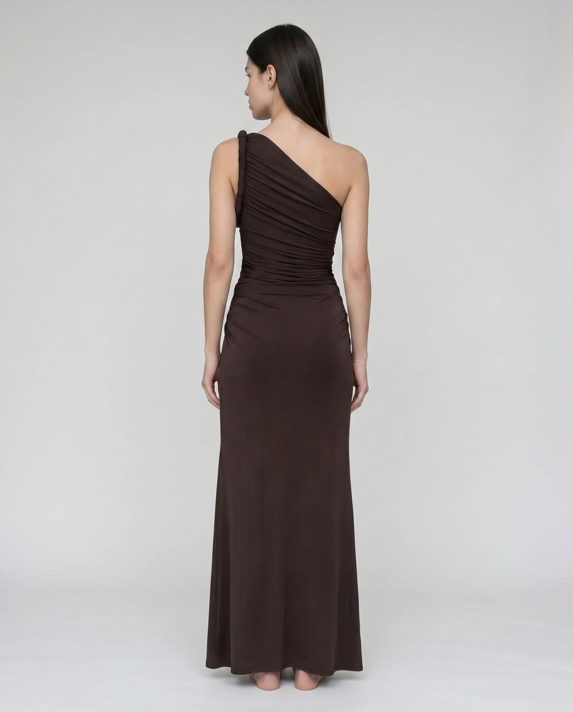 Robe maxi une épaule chocolat Élodie — dos torsadé