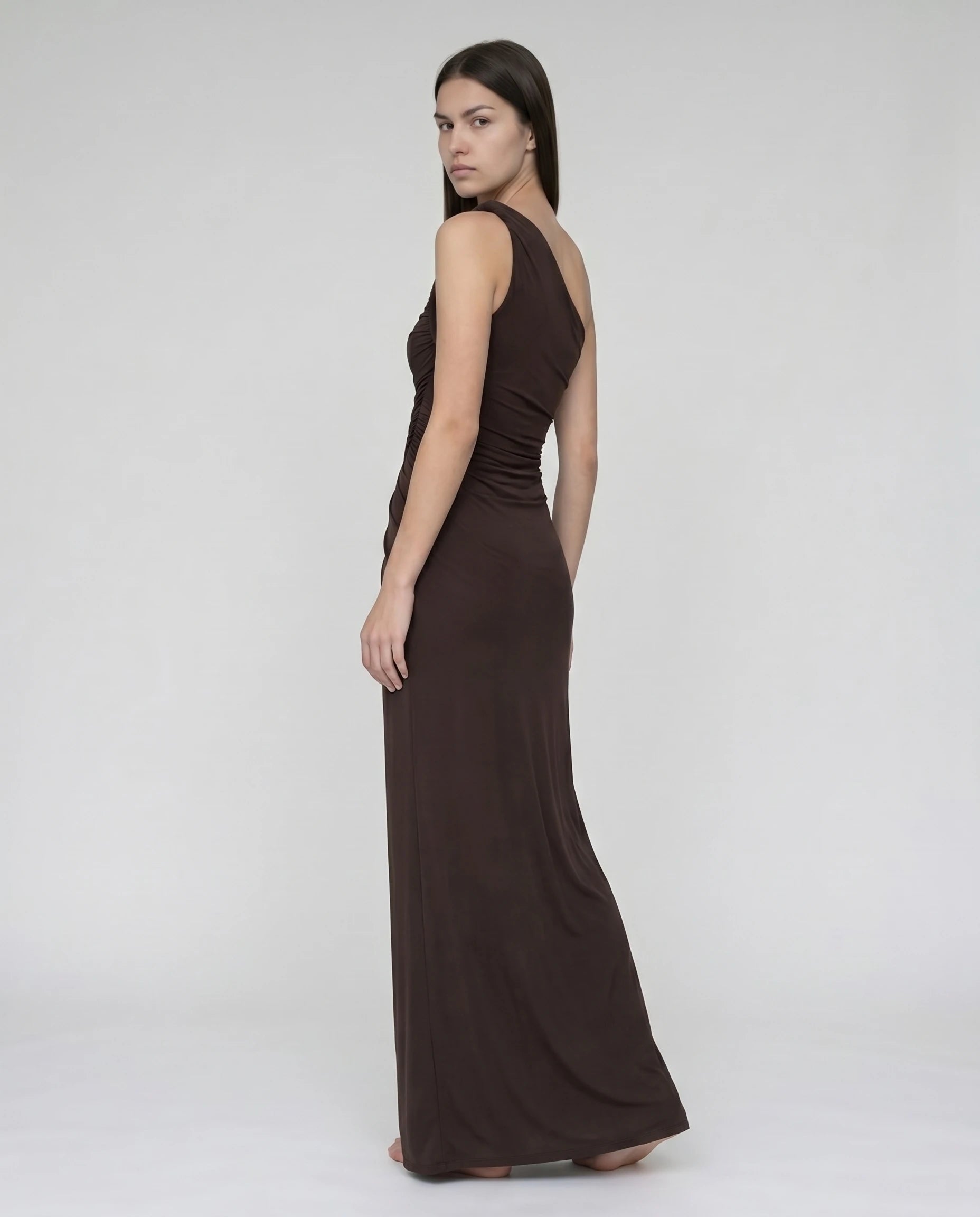 Robe maxi une épaule chocolat Élodie — dos 3/4