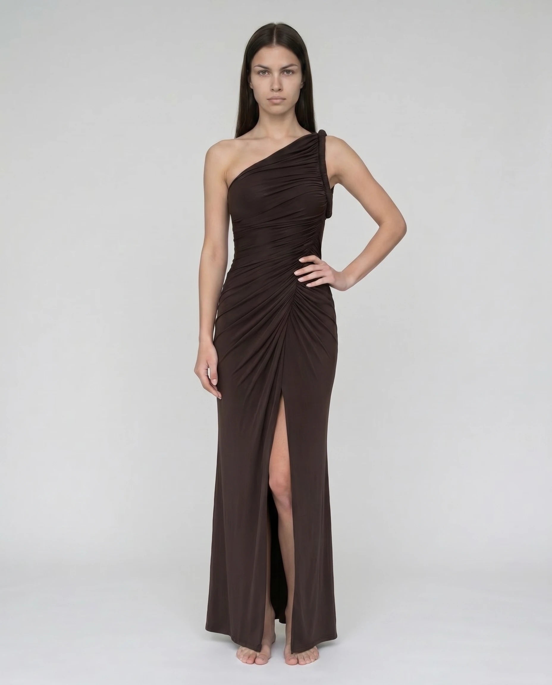 Robe maxi une épaule chocolat Élodie — fente latérale
