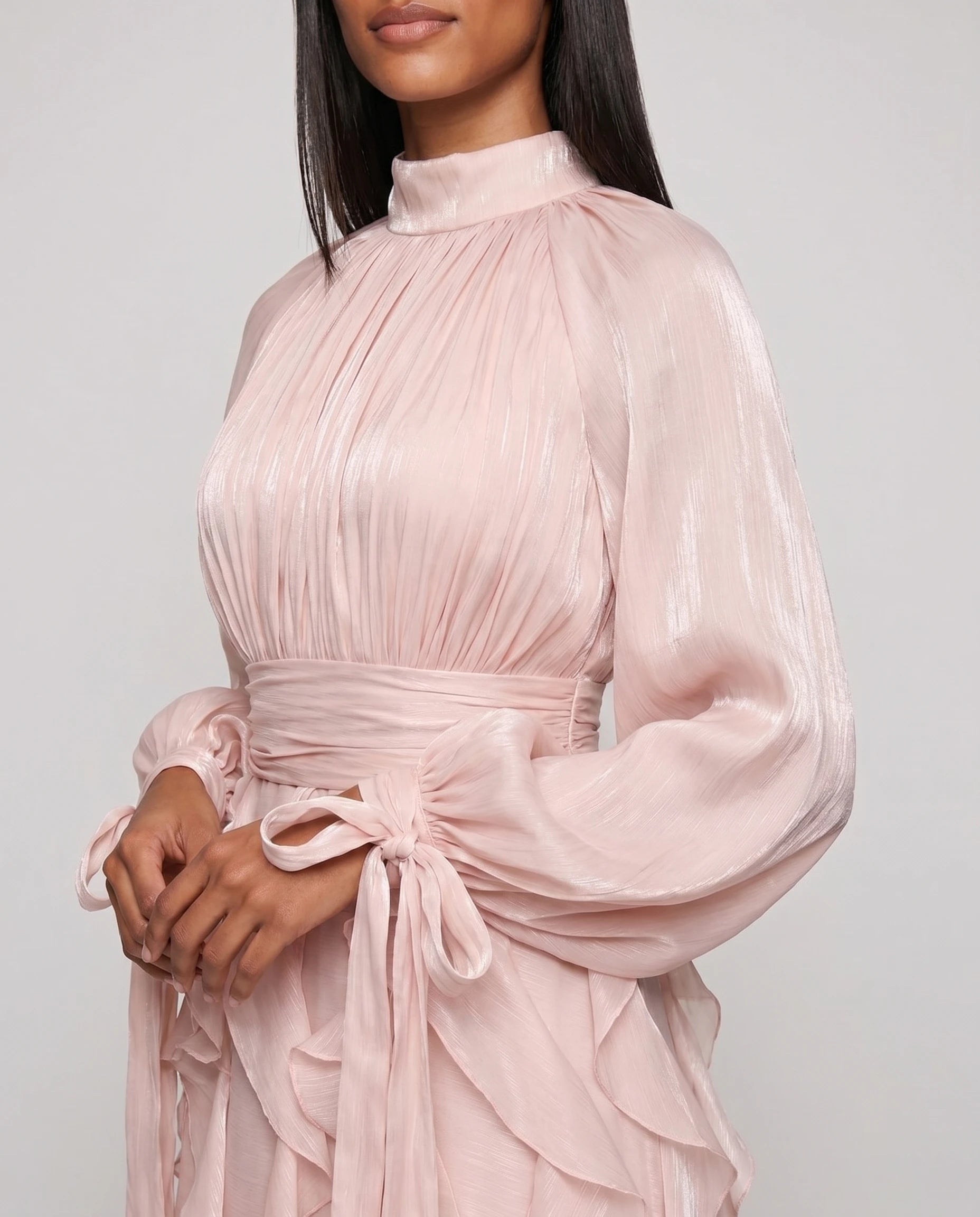 Robe de soiree col montant manches nouees detail rose poudre