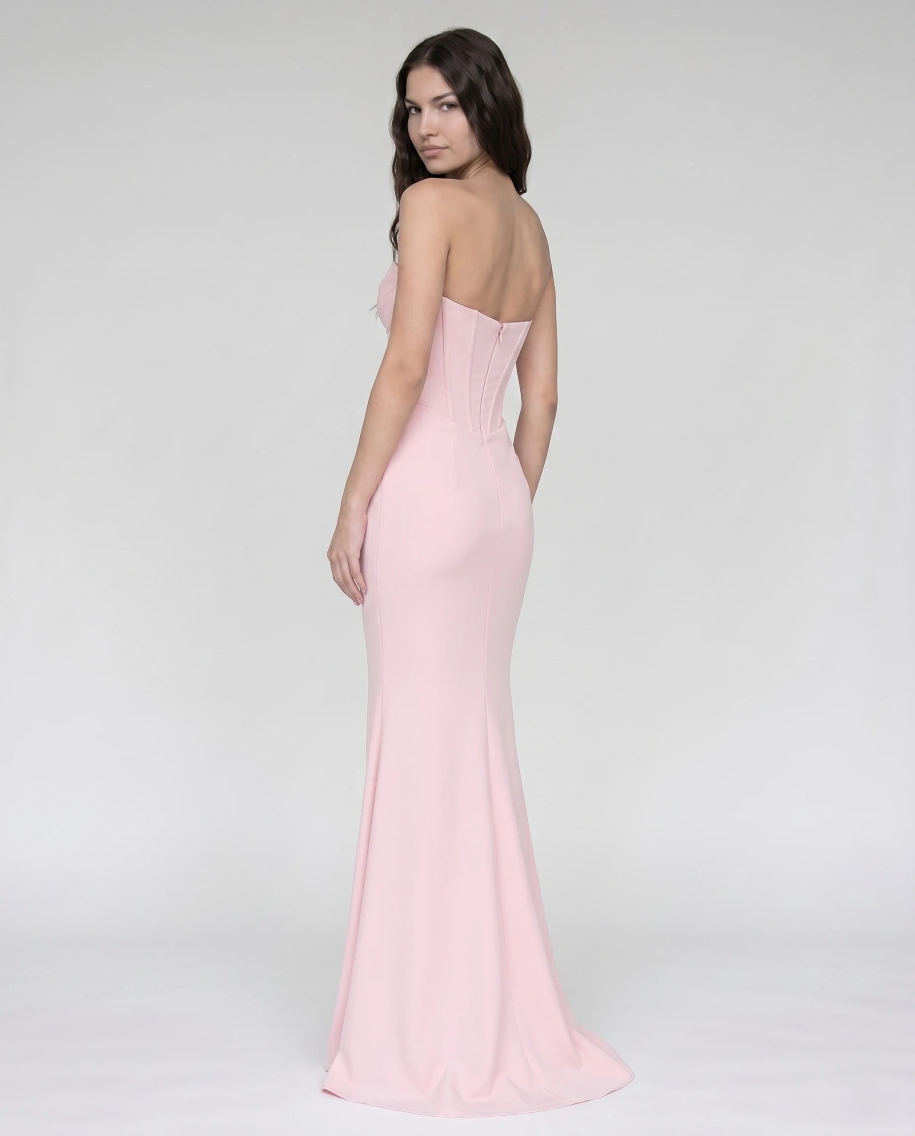 Robe corset rose dos, regard par-dessus l'épaule