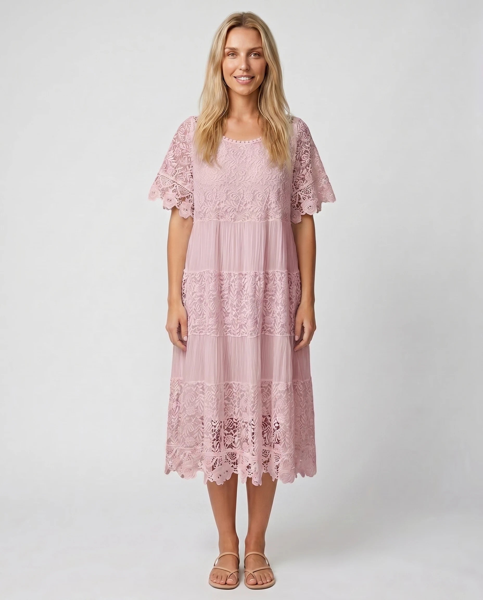 Robe midi en dentelle rose poudre studio face