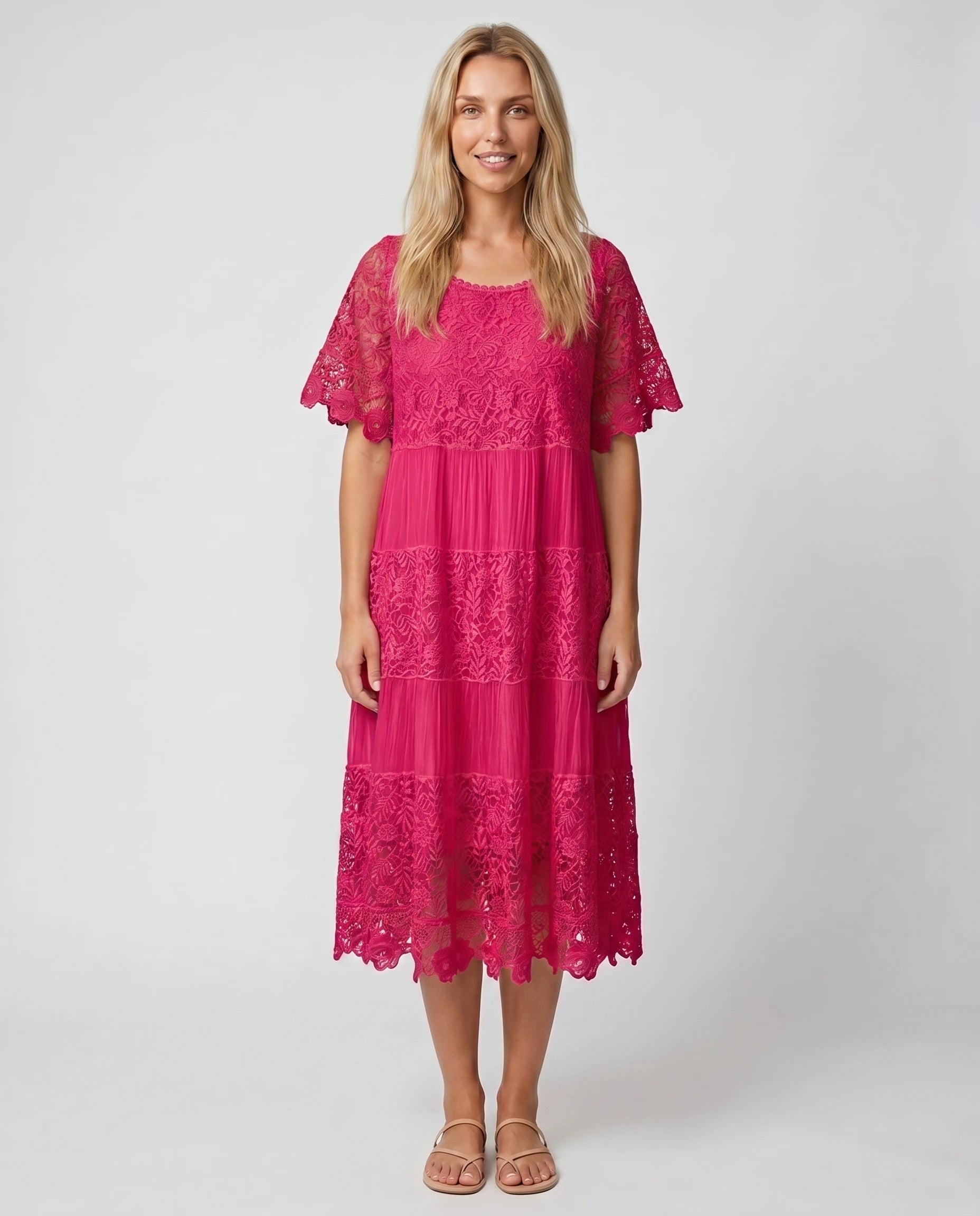 Robe midi en dentelle rose vif studio face