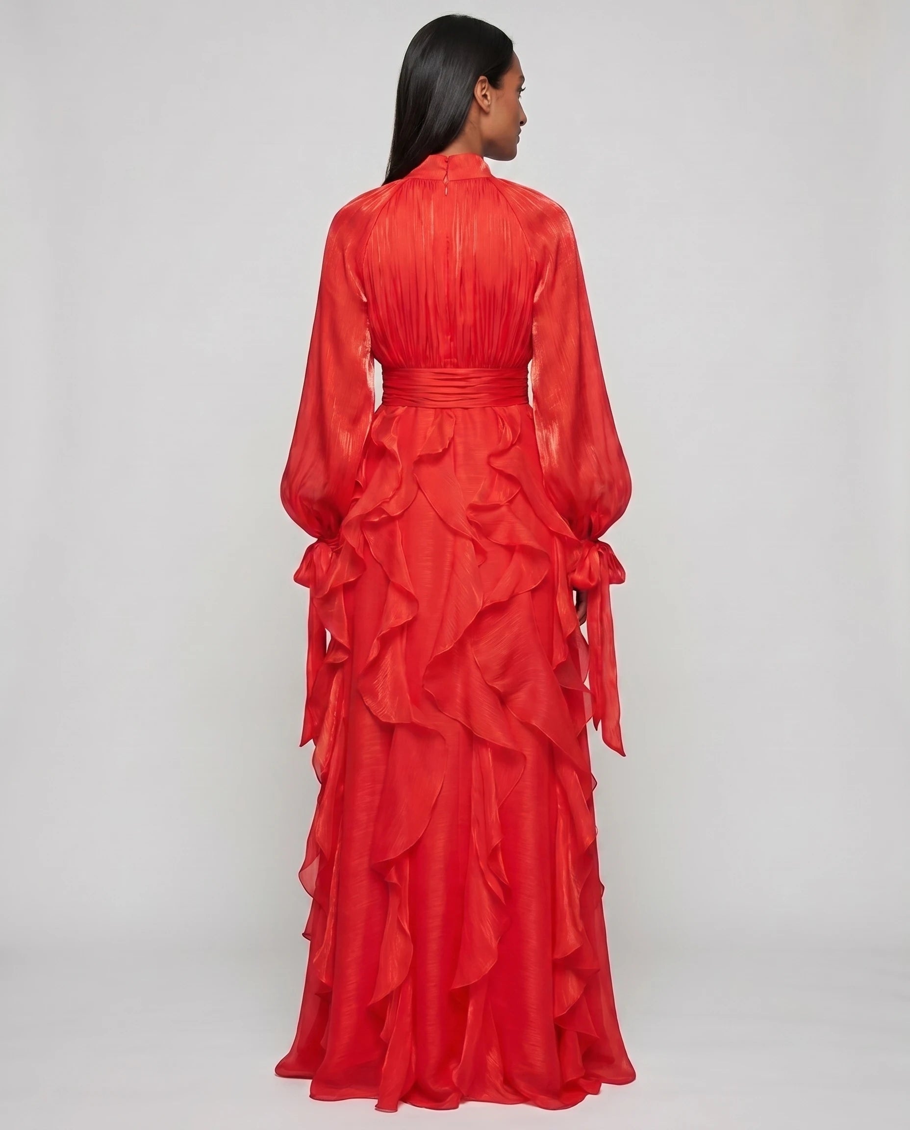 Robe de soiree longue a volants rouge studio dos