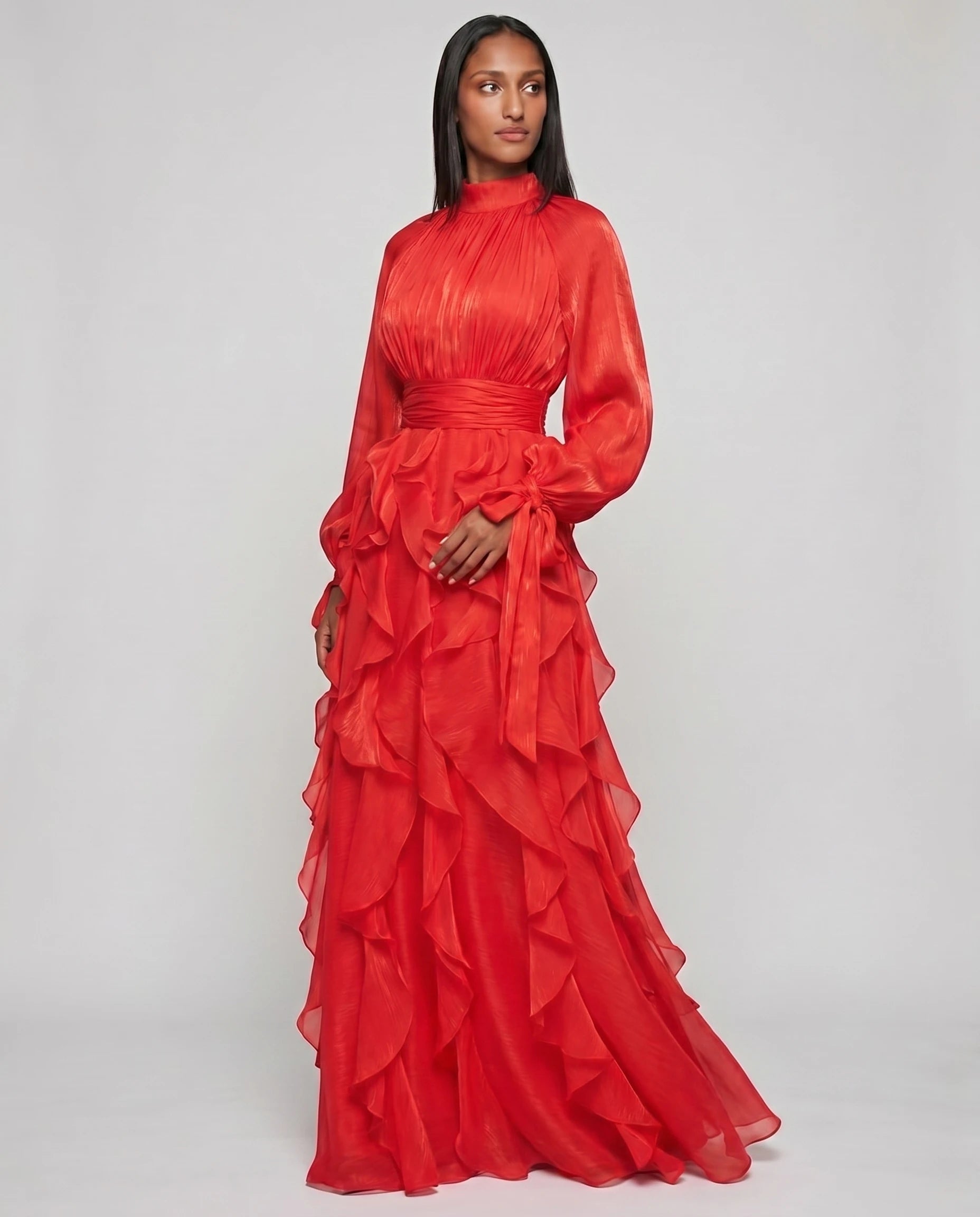 Robe de soiree longue a volants rouge studio trois-quart