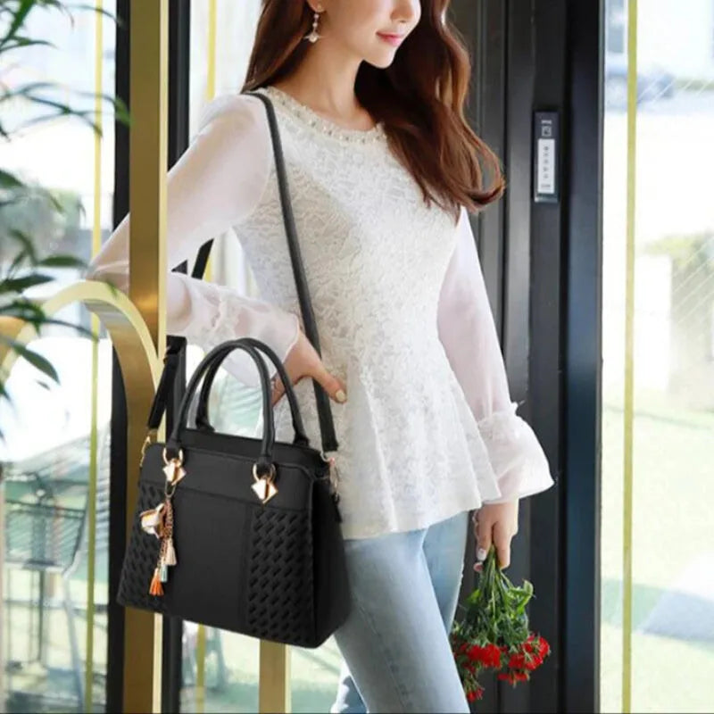 Sac à main bandoulière avec son charms doré assortie Morgane