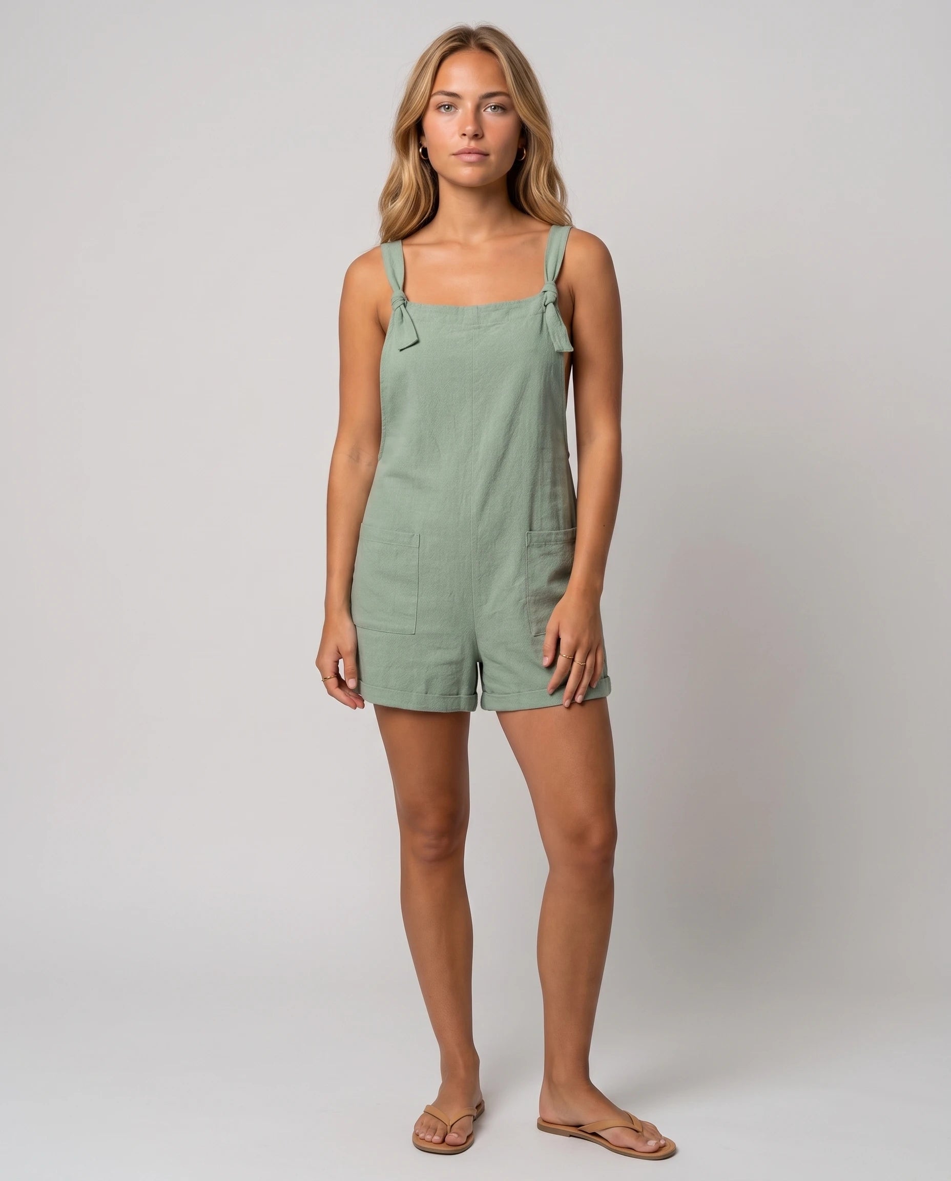 Salopette courte à bretelles nouées Bertille, coloris Vert Sauge, vue de face en studio
