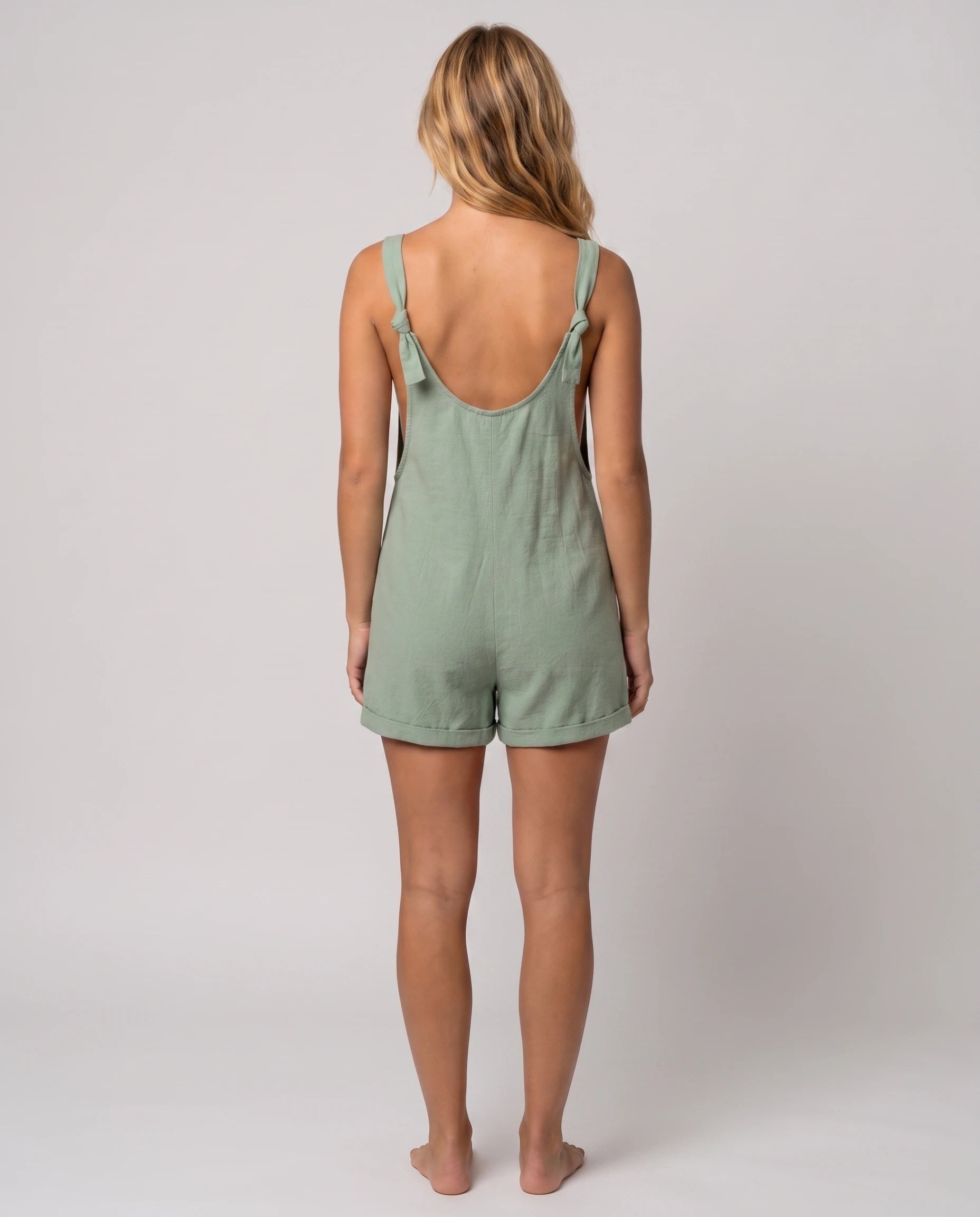 Salopette courte à bretelles nouées Bertille, coloris Vert Sauge, vue de dos en studio