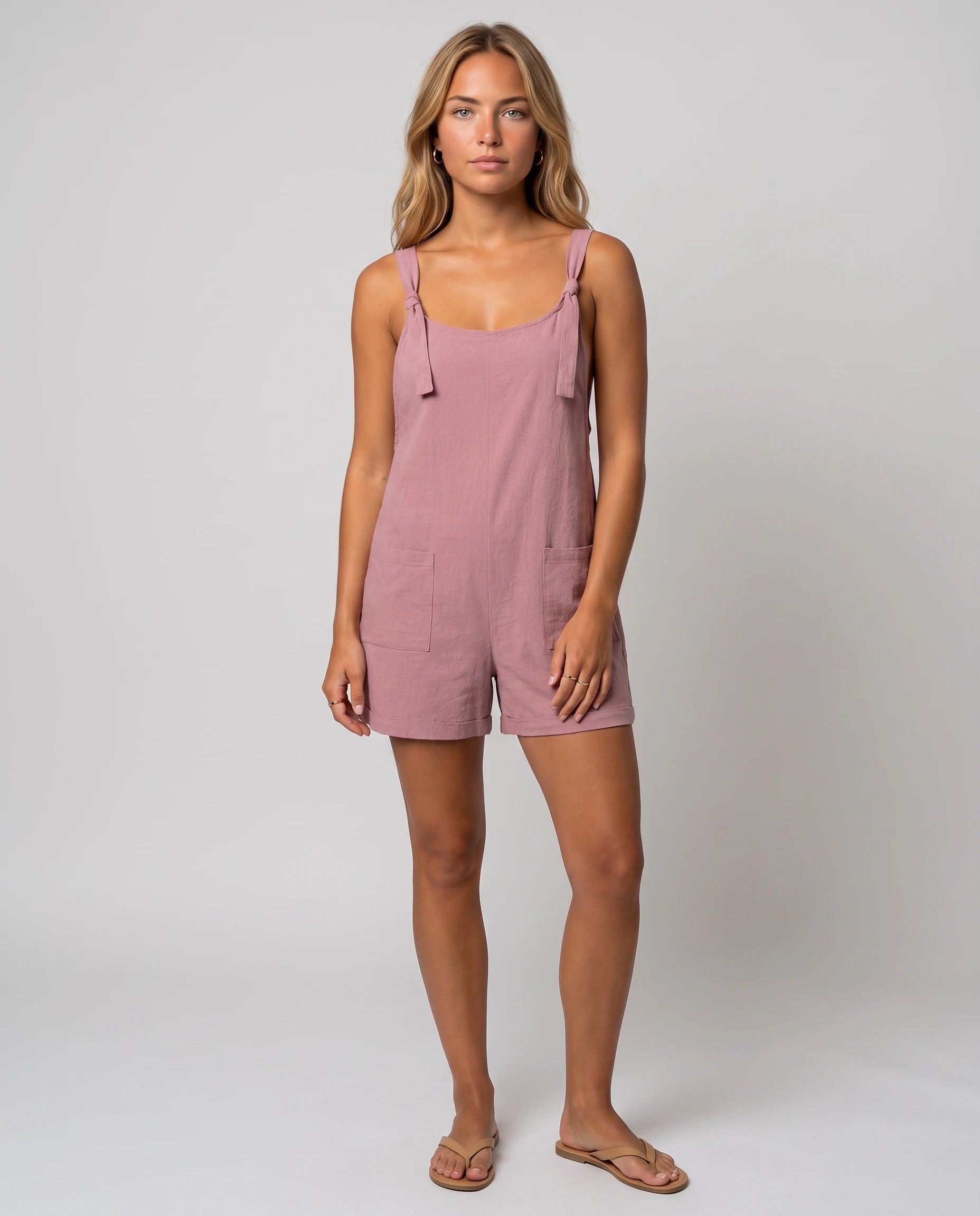 Salopette courte à bretelles nouées Bertille, coloris Vieux Rose, vue de face en studio