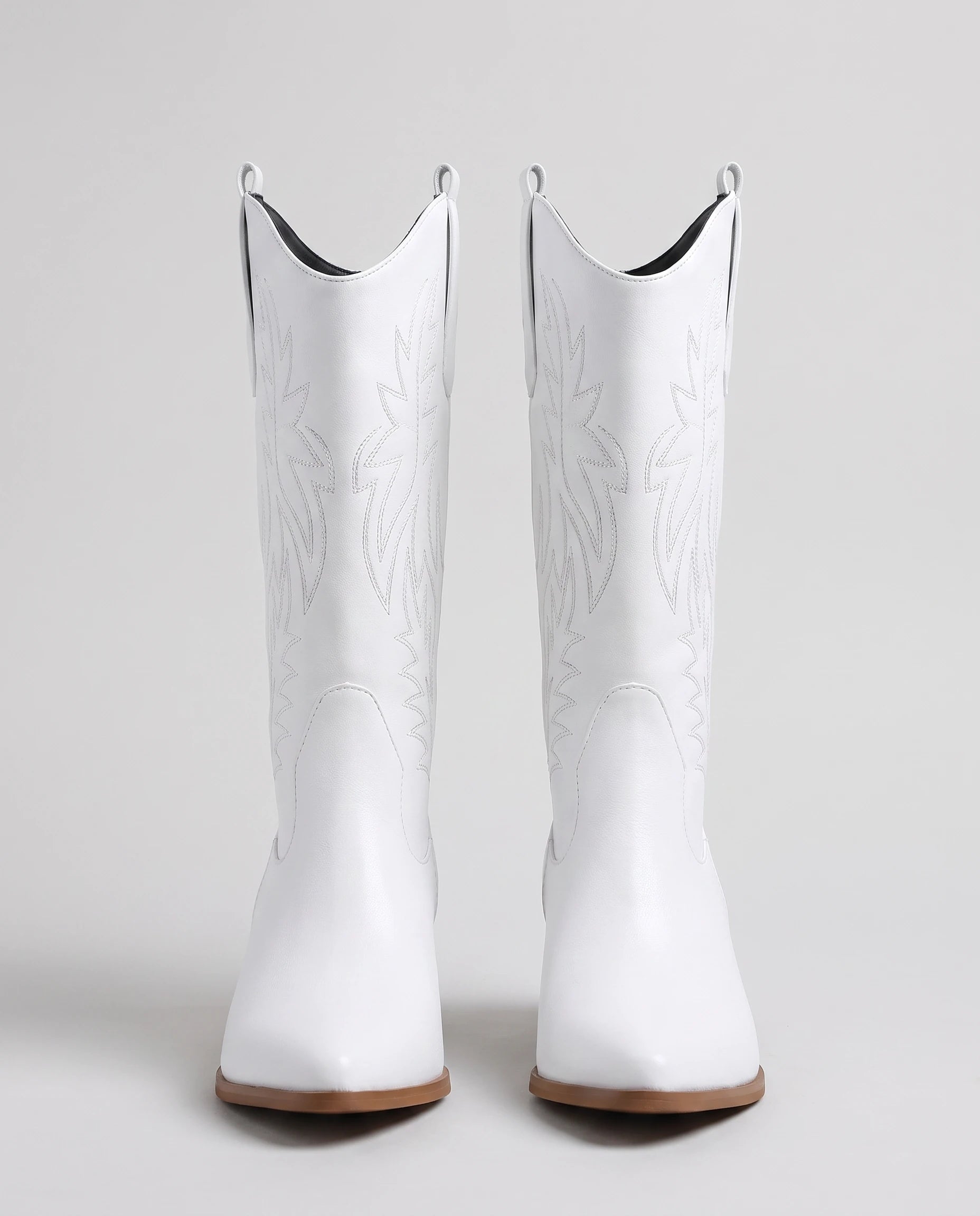 Bottes santiags mi-mollet brodées en simili Prudence — Blanc, paire en packshot studio