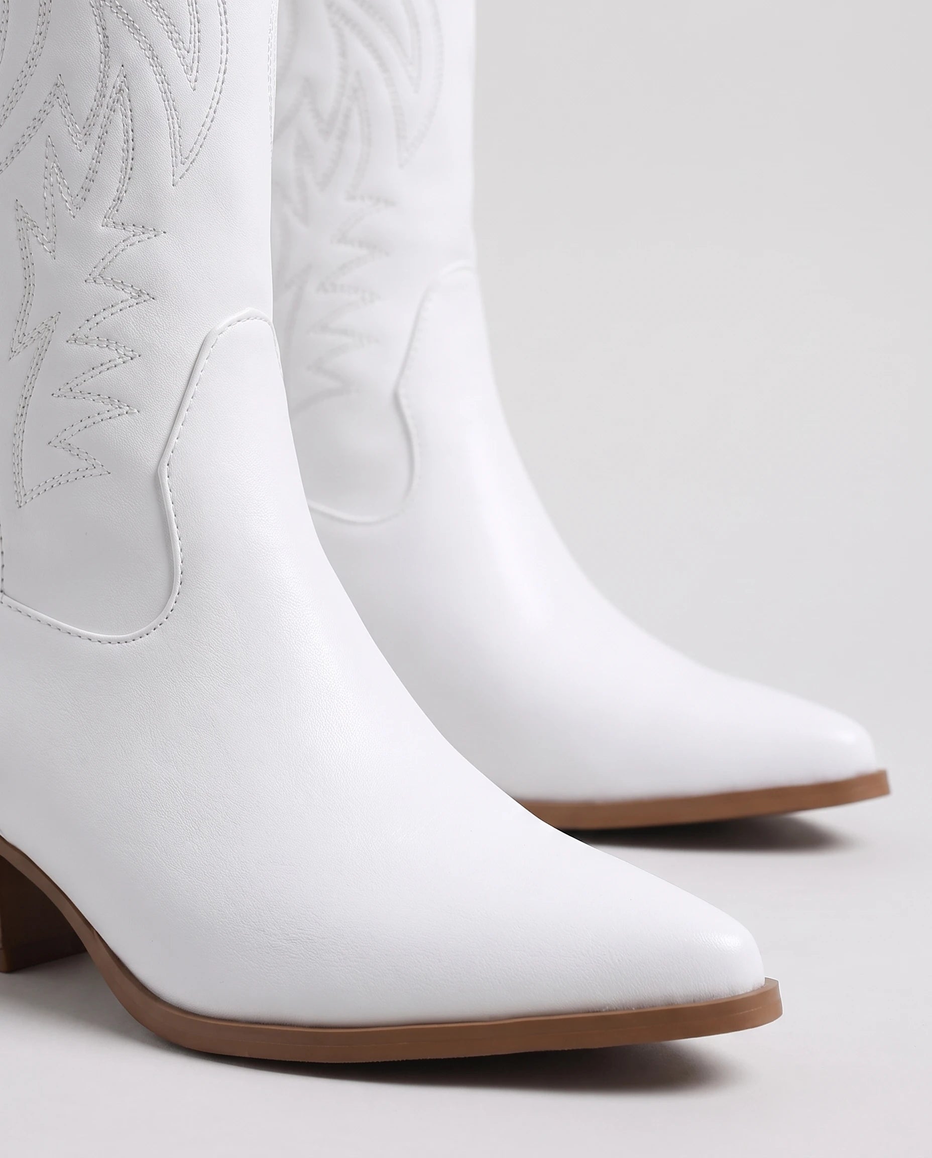Bottes santiags mi-mollet brodées en simili Prudence — Blanc, packshot vue complémentaire