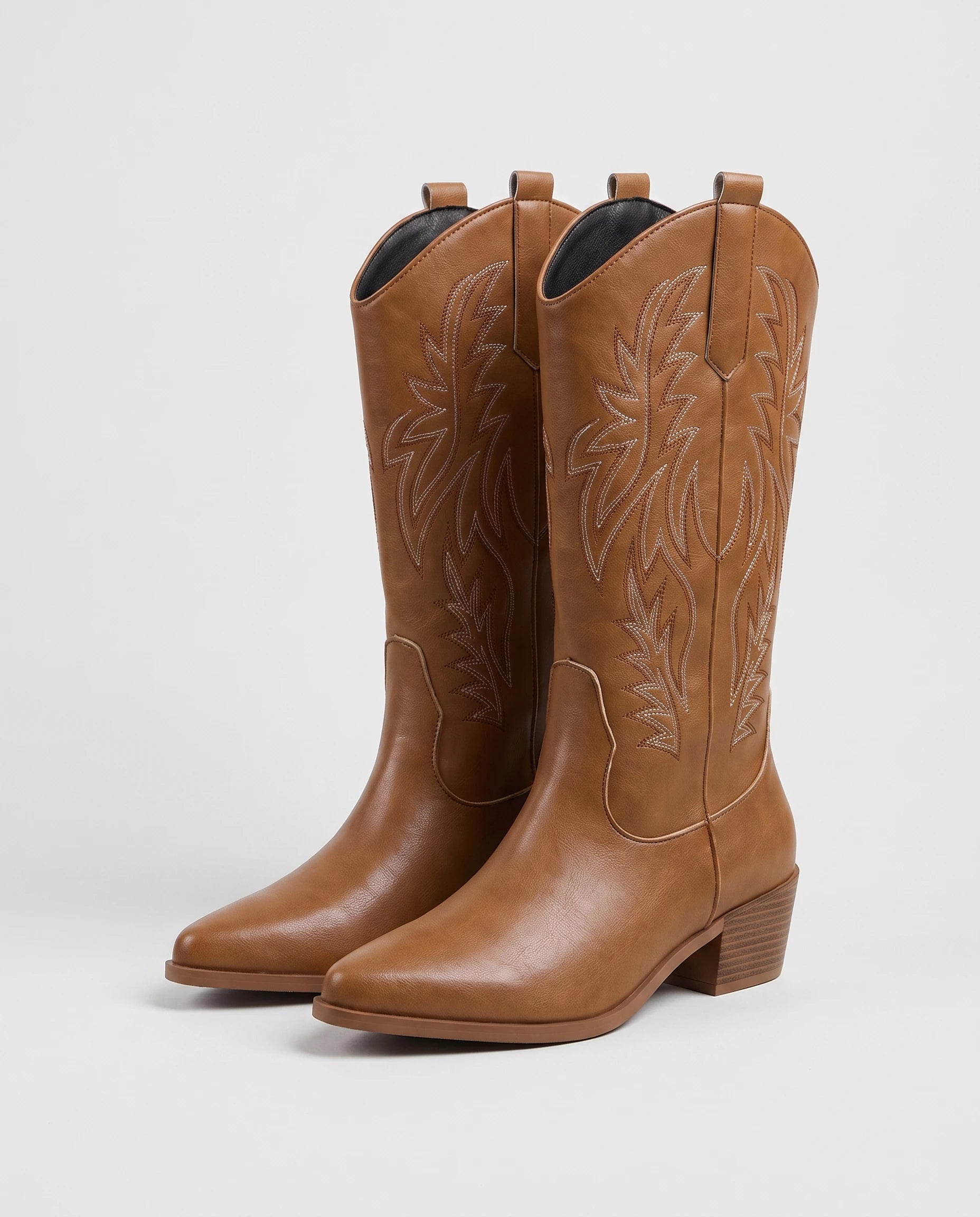 Bottes santiags mi-mollet brodées en simili Prudence — Brun, paire en packshot studio