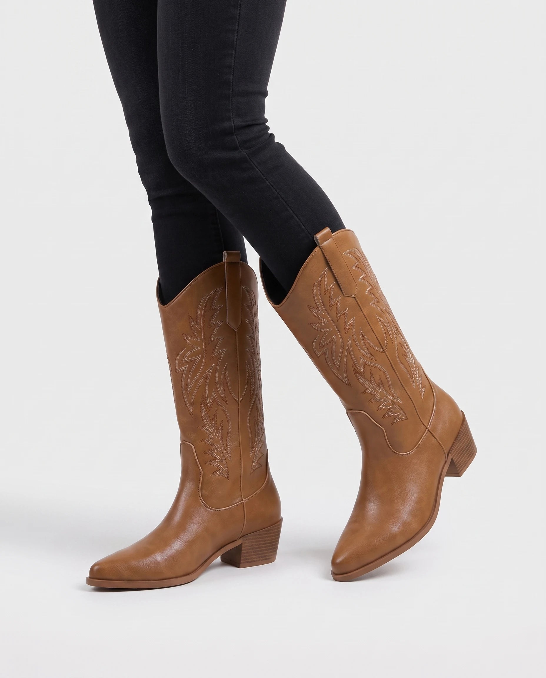 Bottes santiags mi-mollet brodées en simili Prudence — Brun, portées en plan rapproché