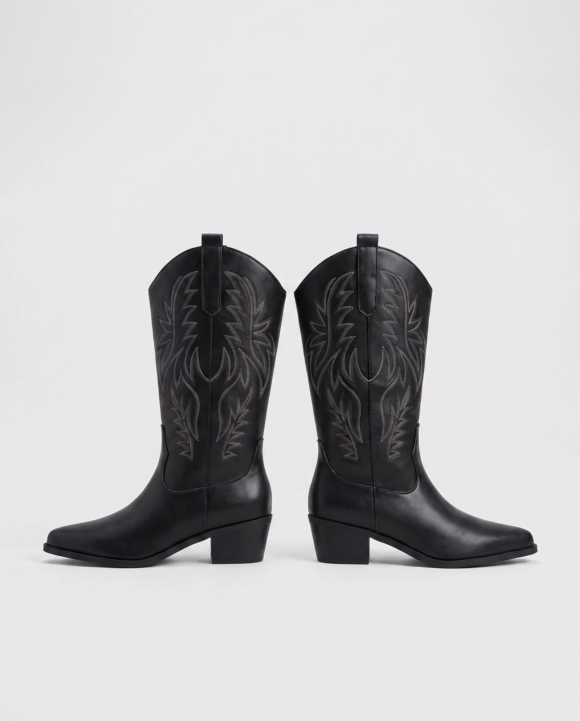 Bottes santiags mi-mollet brodées en simili Prudence — Noir, paire en packshot studio