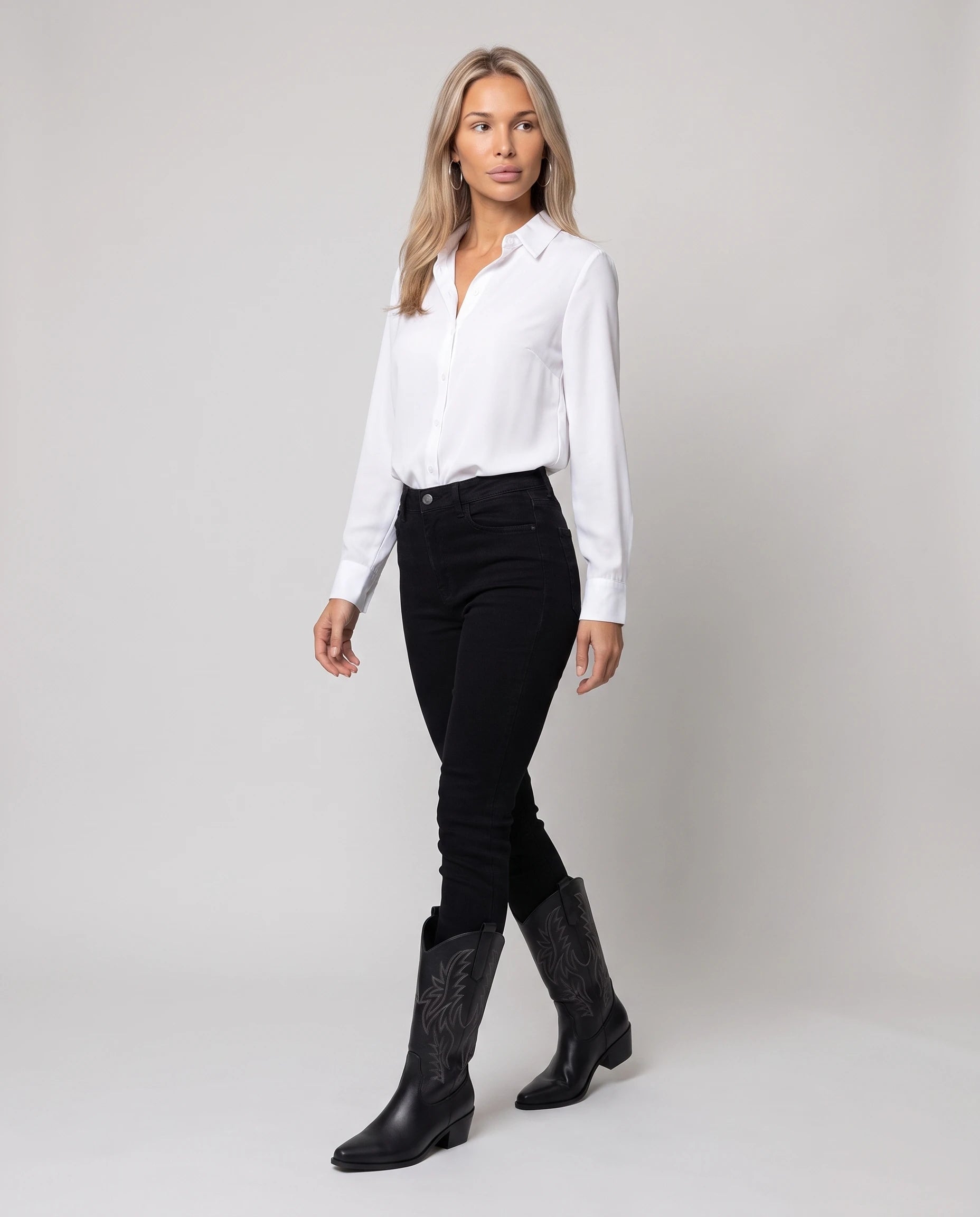 Bottes santiags mi-mollet brodées en simili Prudence — Noir, portées en plein pied studio