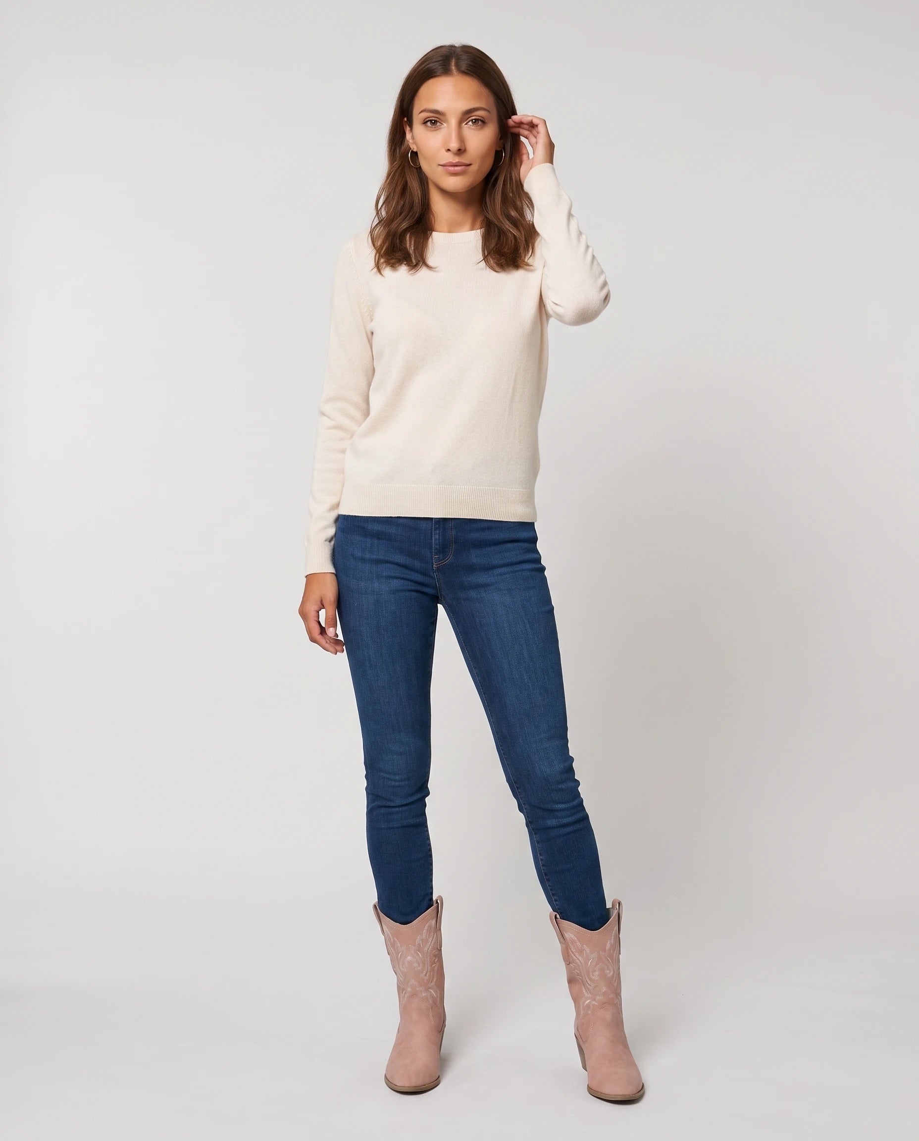 Santiags mi-mollet brodées en suédine Gaëtane — Rose Nude, portées en plein pied studio avec un jean skinny rentré dans la tige