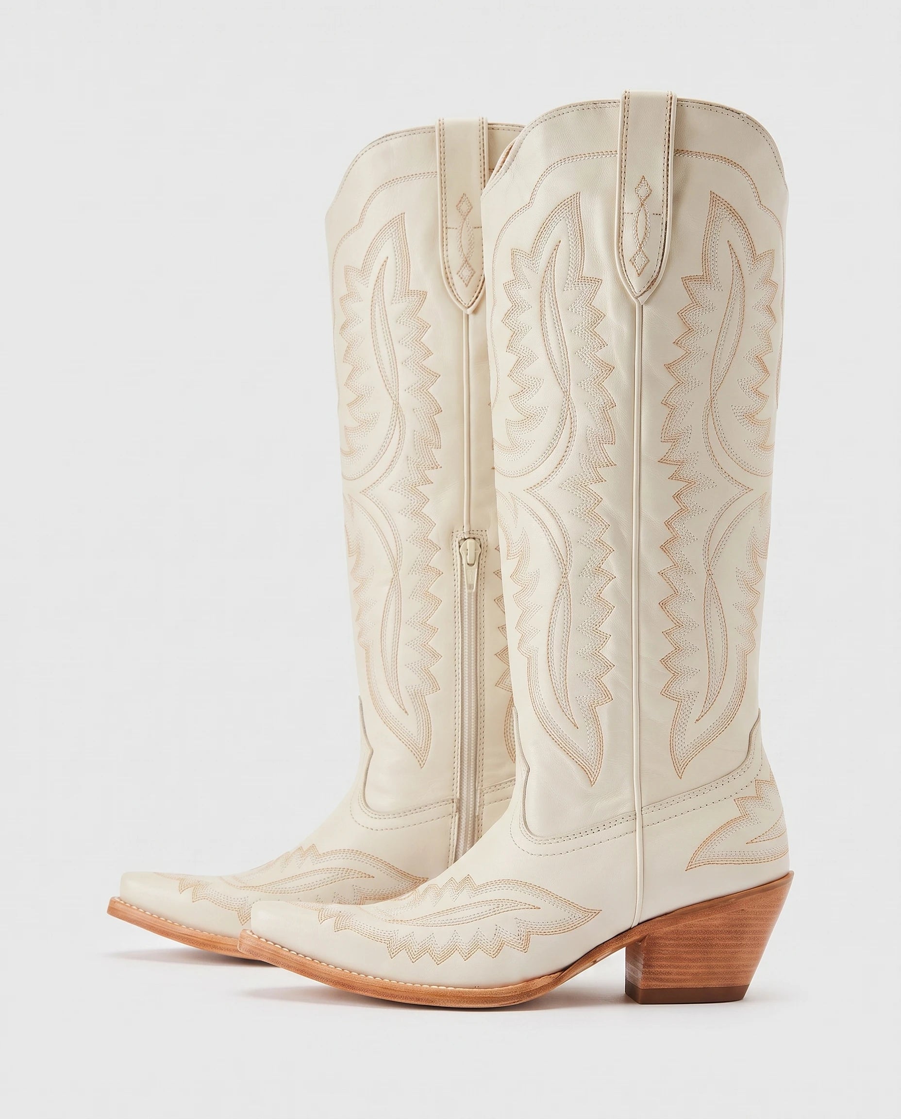Bottes santiags hautes brodées effet cuir huilé Régine — Blanc Cassé, paire en packshot studio