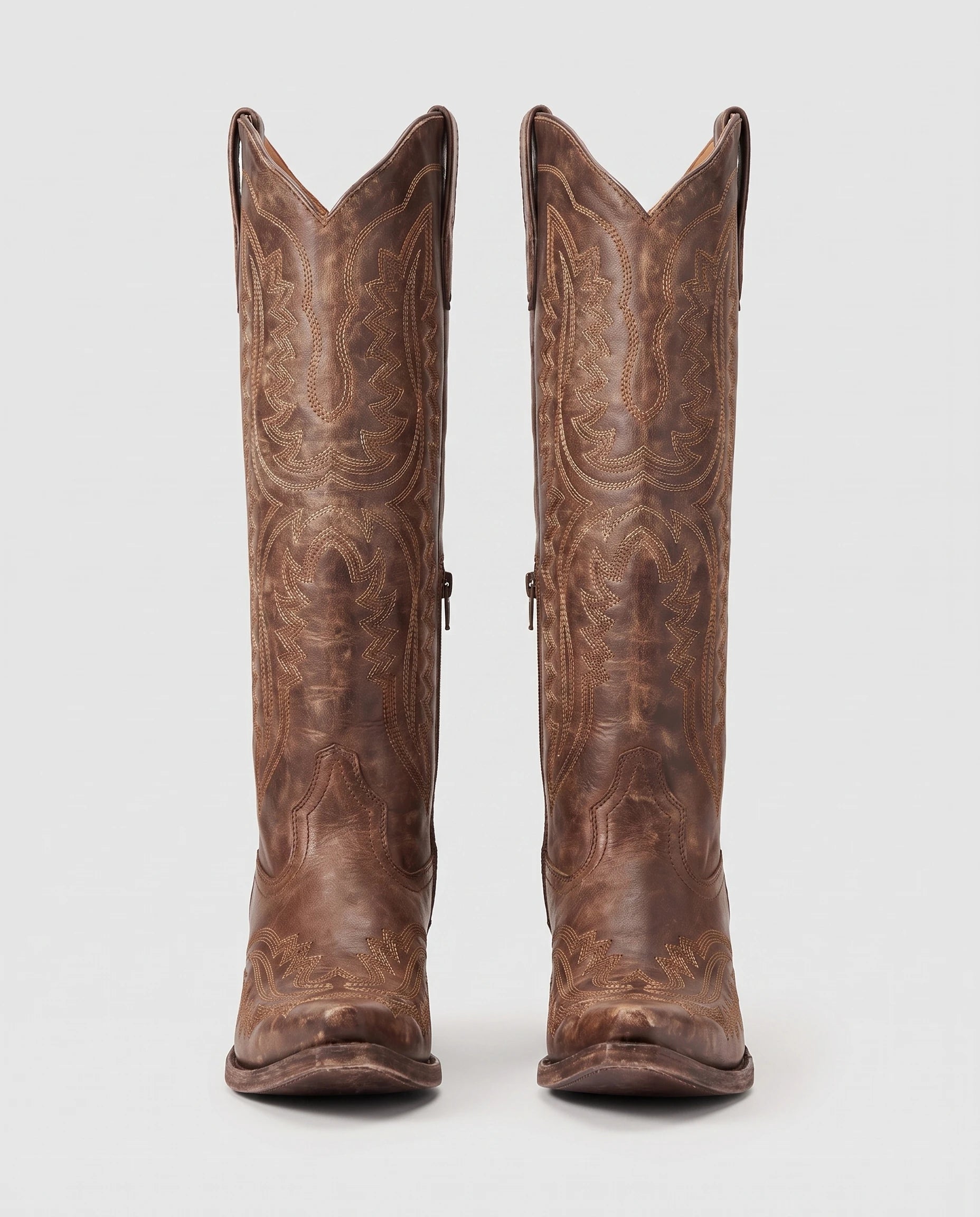 Bottes santiags hautes brodées effet cuir huilé Régine — Brun Vieilli, paire en packshot studio