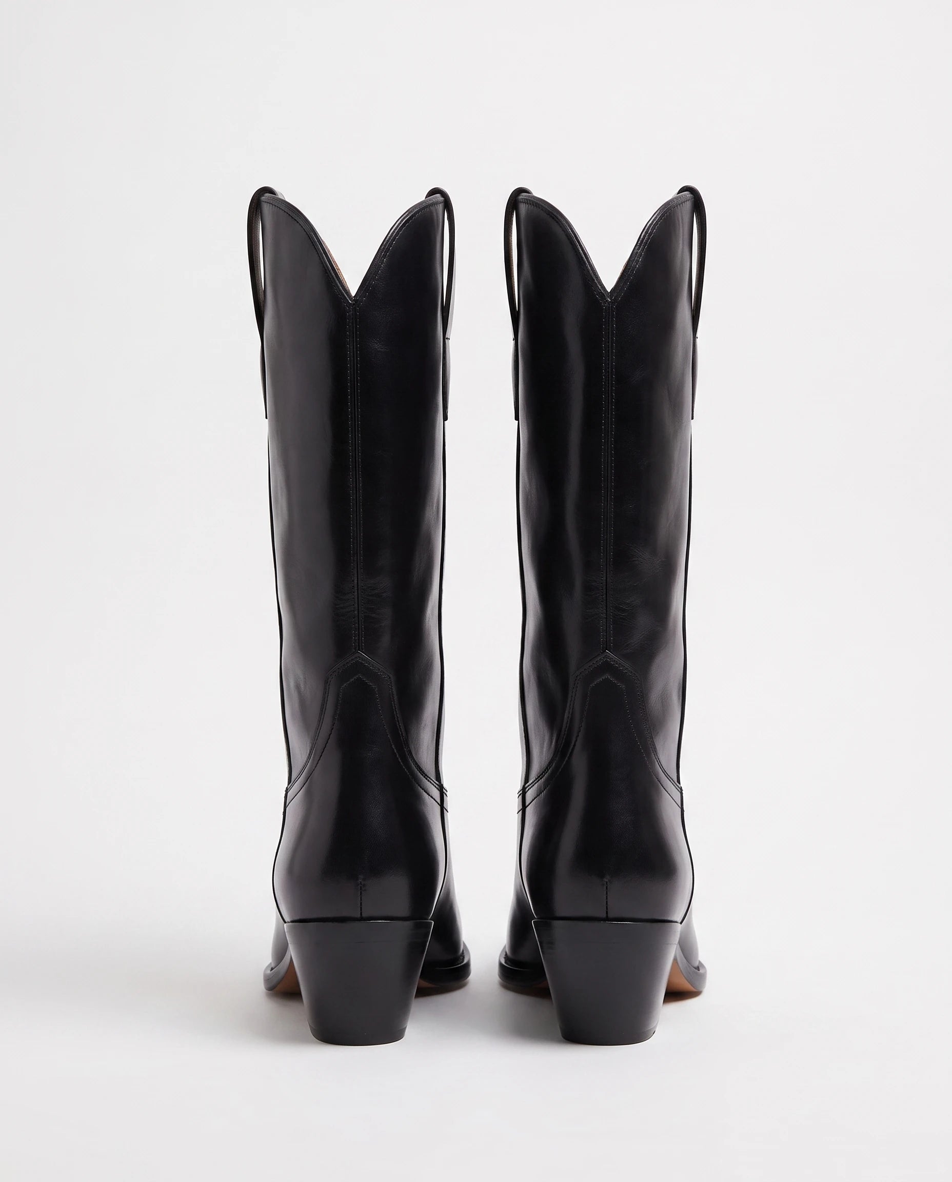 Bottes santiags mi-mollet effet cuir Maurine — Noir, paire vue de dos, coutures arrière et talons obliques