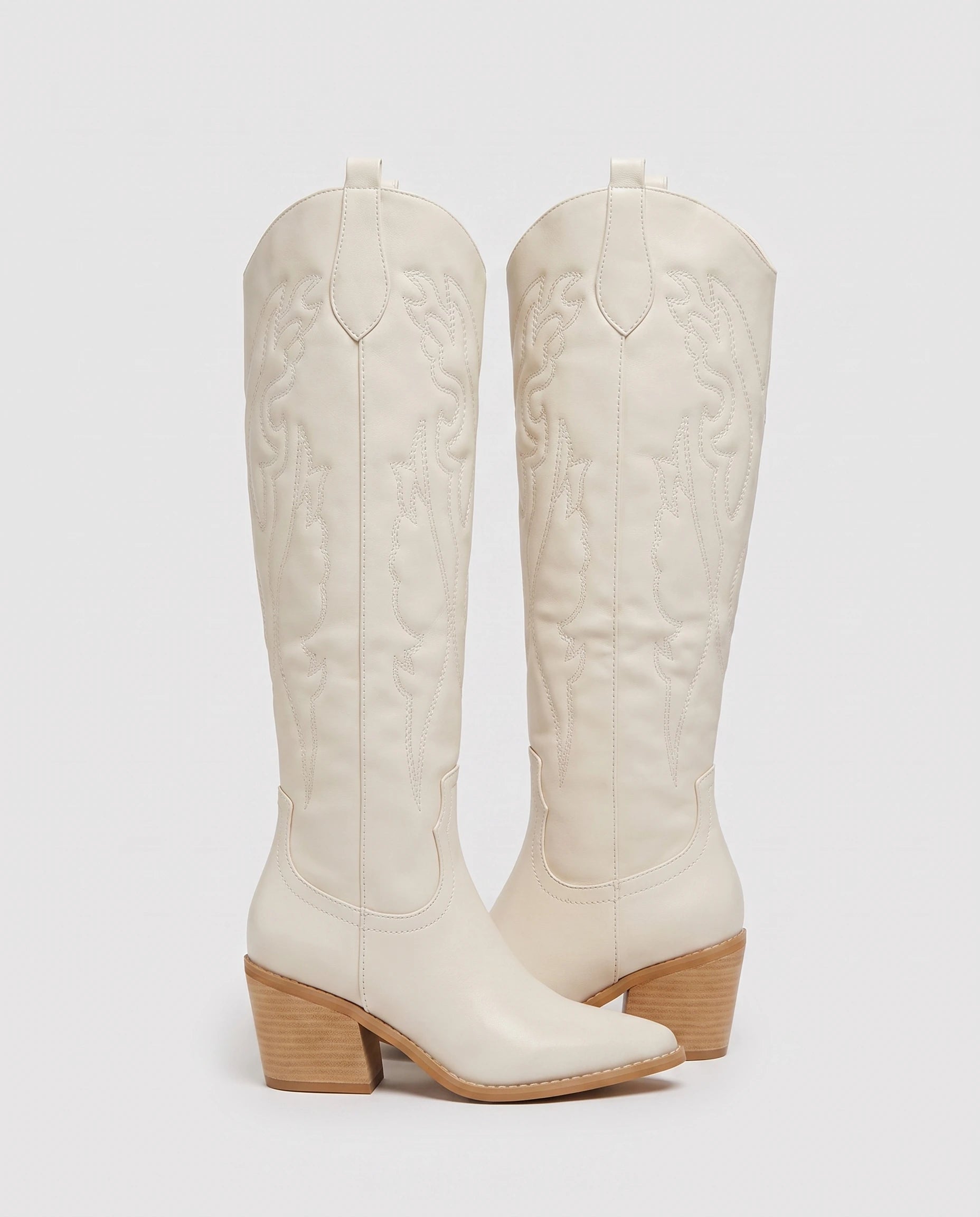 Bottes santiags hautes à talon effet cuir Anastasie — Blanc Cassé, paire vue de trois quarts studio