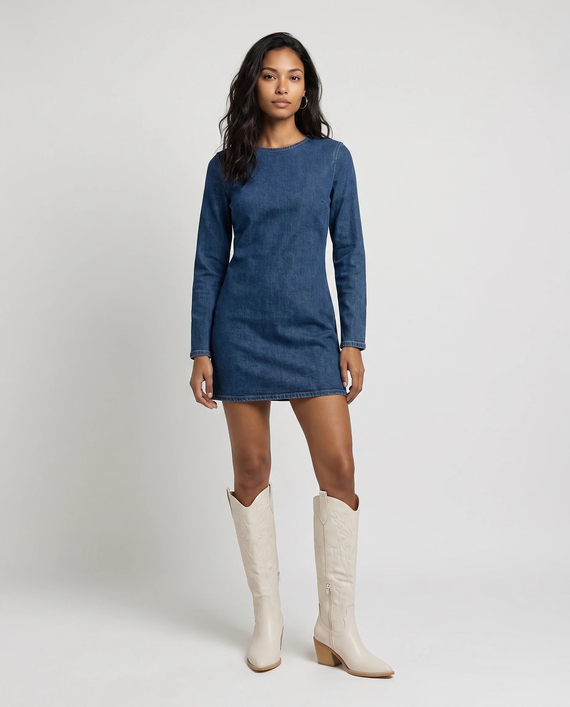 Bottes santiags hautes à talon effet cuir Anastasie — Blanc Cassé, portées en plein pied studio