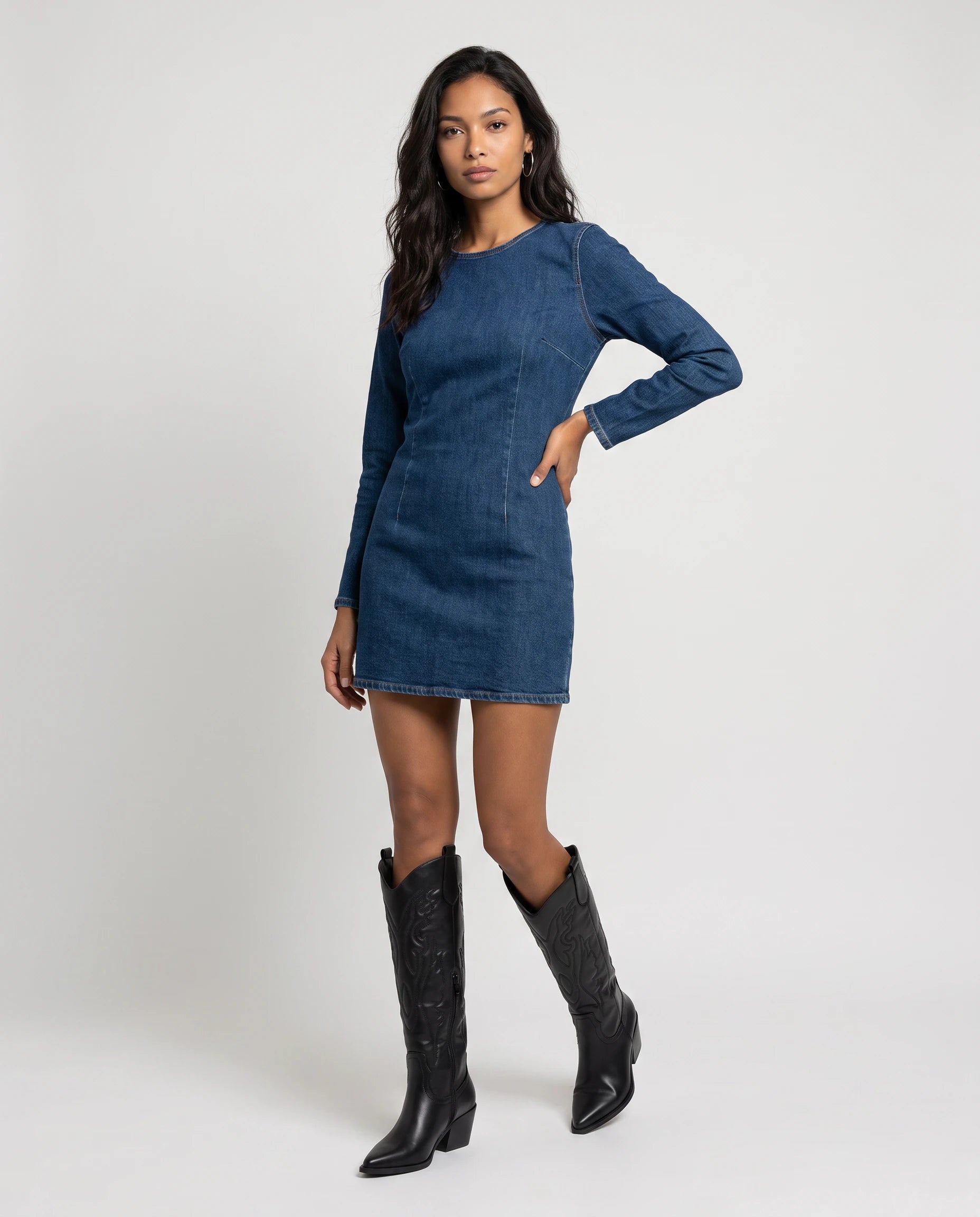 Bottes santiags hautes à talon effet cuir Anastasie — Noir, portées en plein pied studio