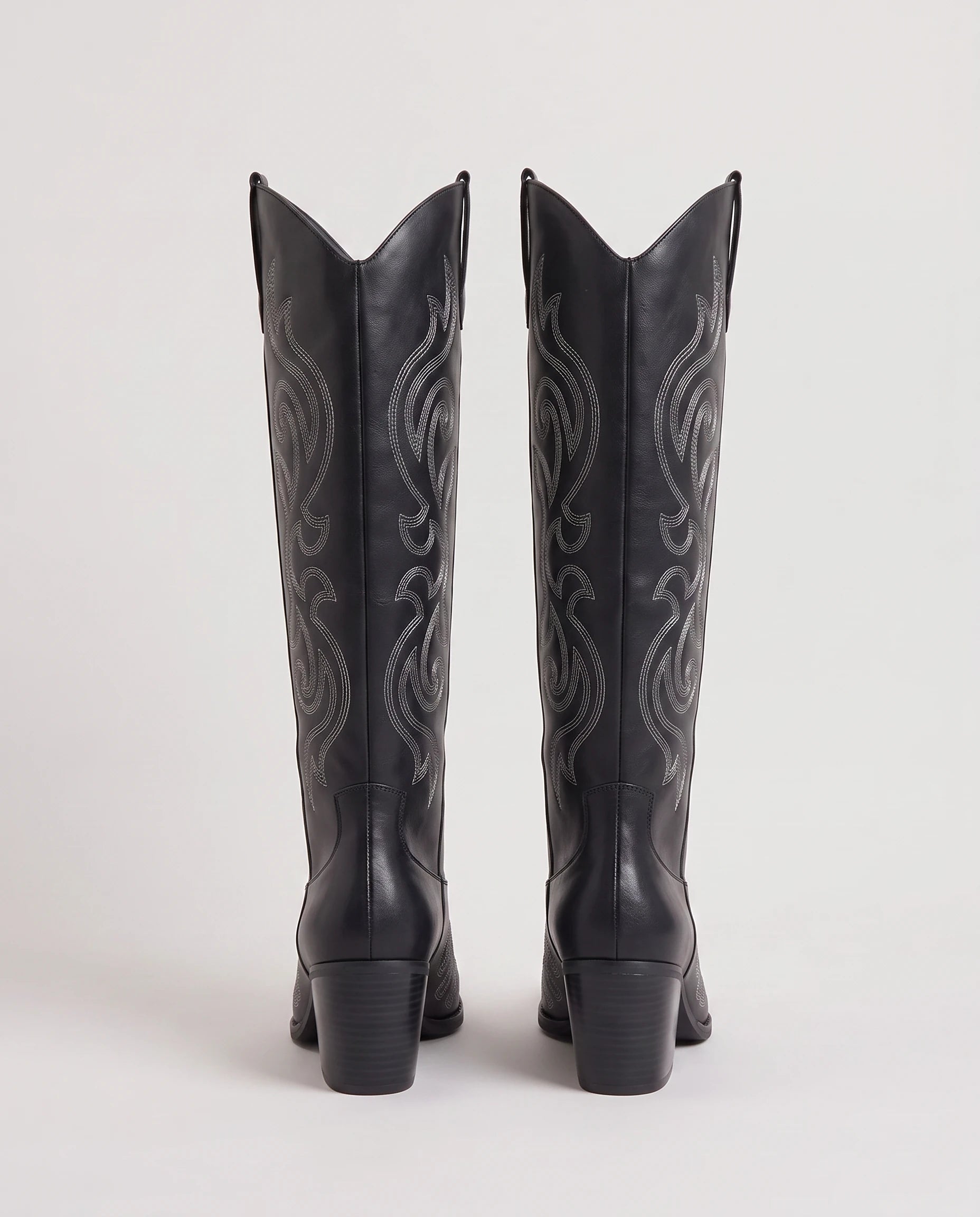 Bottes santiags hautes brodées Ghislaine — Noir, paire vue de dos avec les talons empilés
