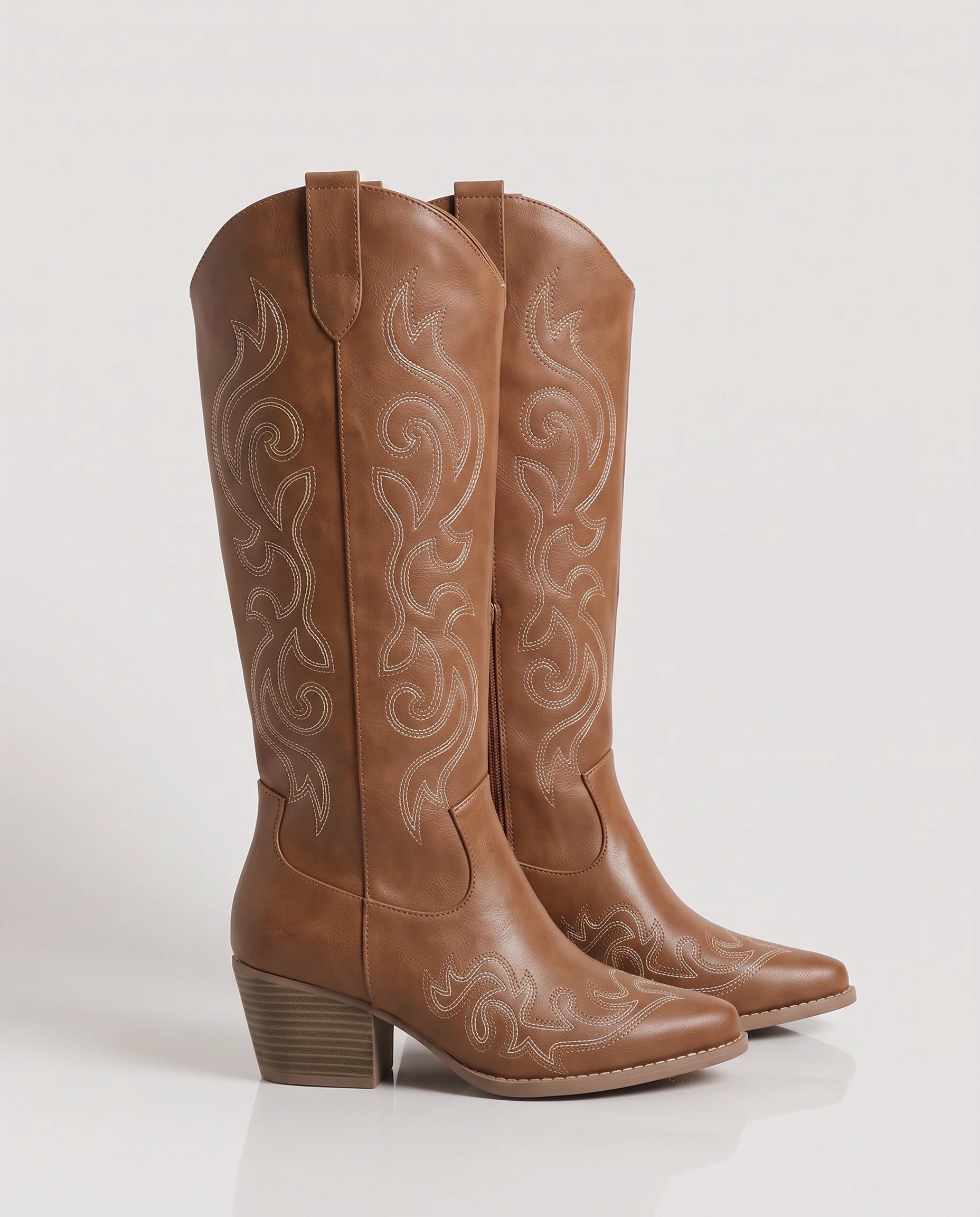 Bottes santiags hautes brodées Ghislaine — Noisette, paire vue de profil en studio