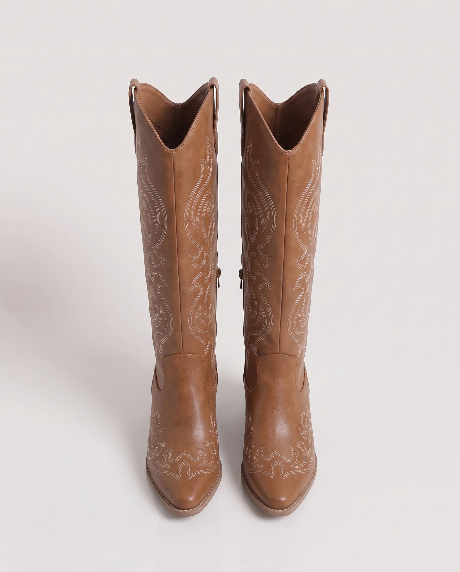 Bottes santiags hautes brodées Ghislaine — Noisette, paire vue en plongée en studio