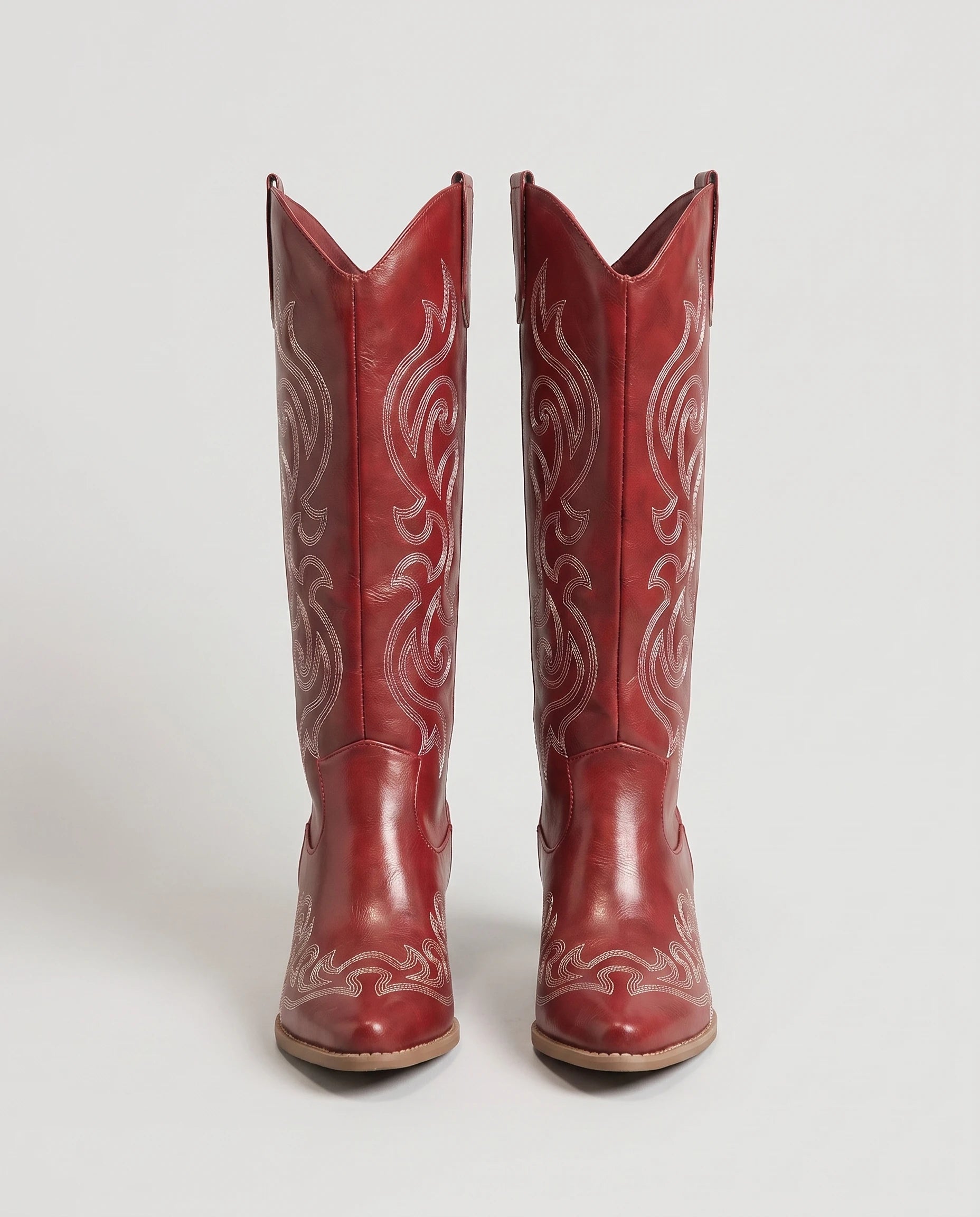 Bottes santiags hautes brodées Ghislaine — Rouge Grenat, paire vue de face en studio