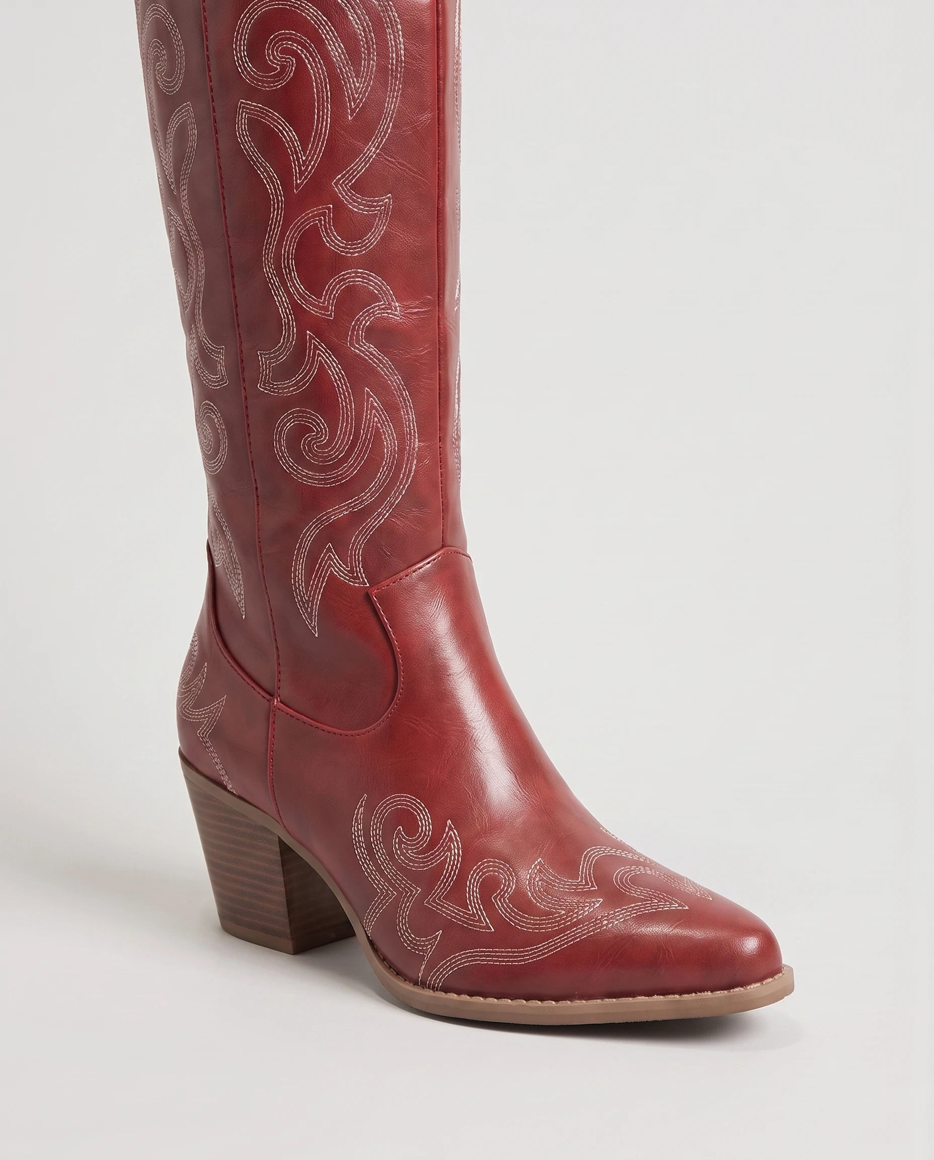Bottes santiags hautes brodées Ghislaine — Rouge Grenat, détail de la broderie du dessus de pied et du talon empilé