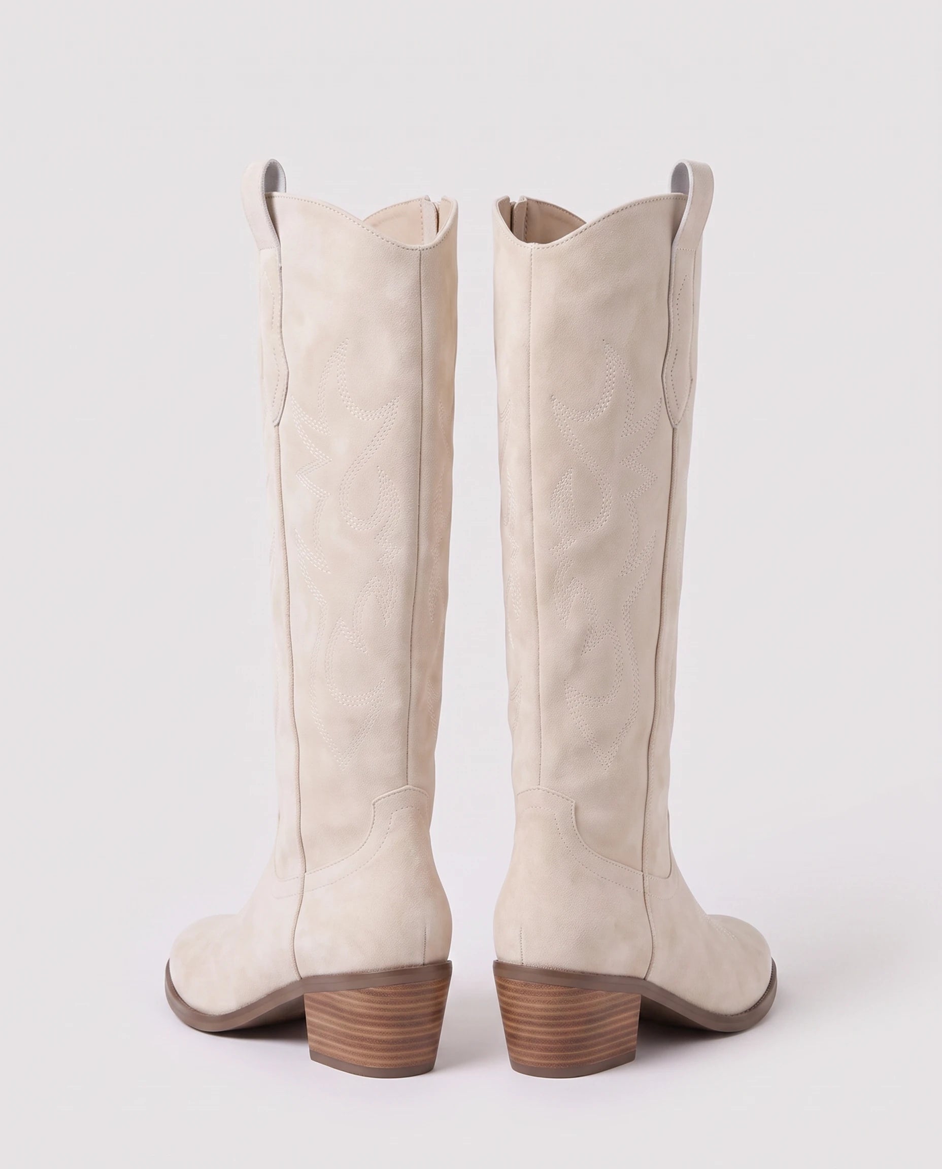 Bottes santiags brodées en suédine Zéphyrine — Blanc Cassé, paire vue de trois quarts arrière, couture de tige et talon empilé