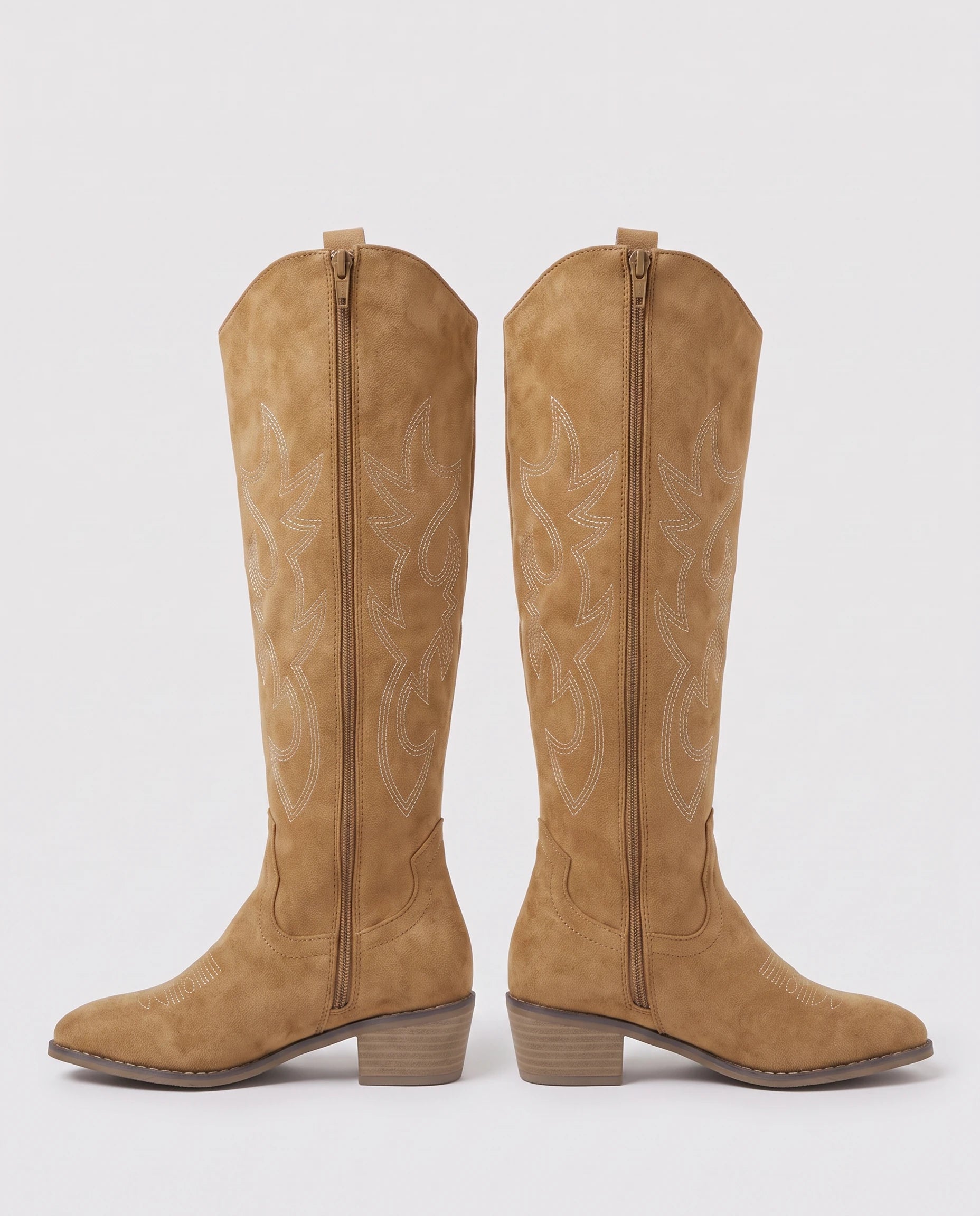 Bottes santiags brodées en suédine Zéphyrine — Camel, paire vue de profil studio