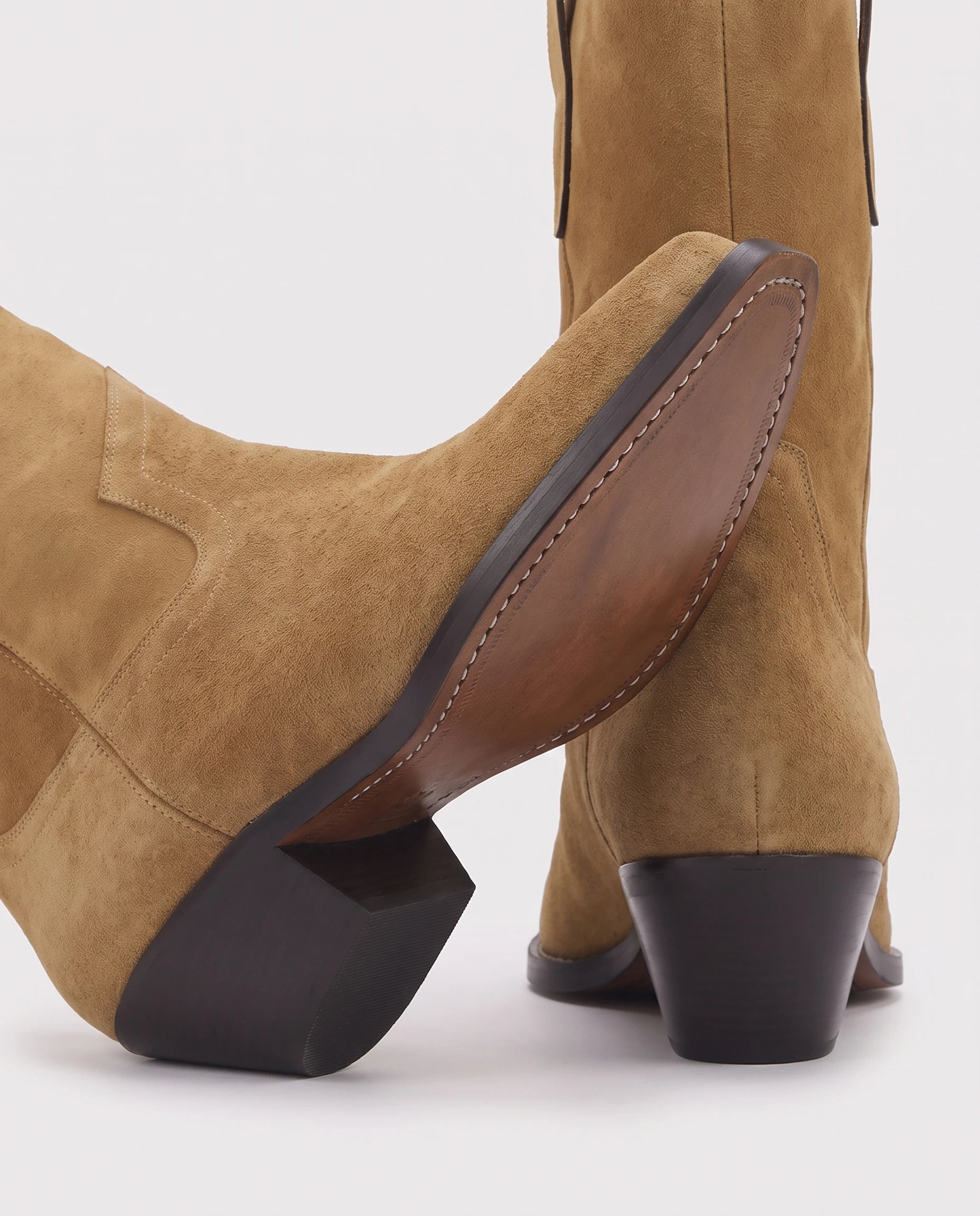 Bottes santiags mi-mollet en suédine Flavienne — Camel, détail du talon oblique et de la semelle