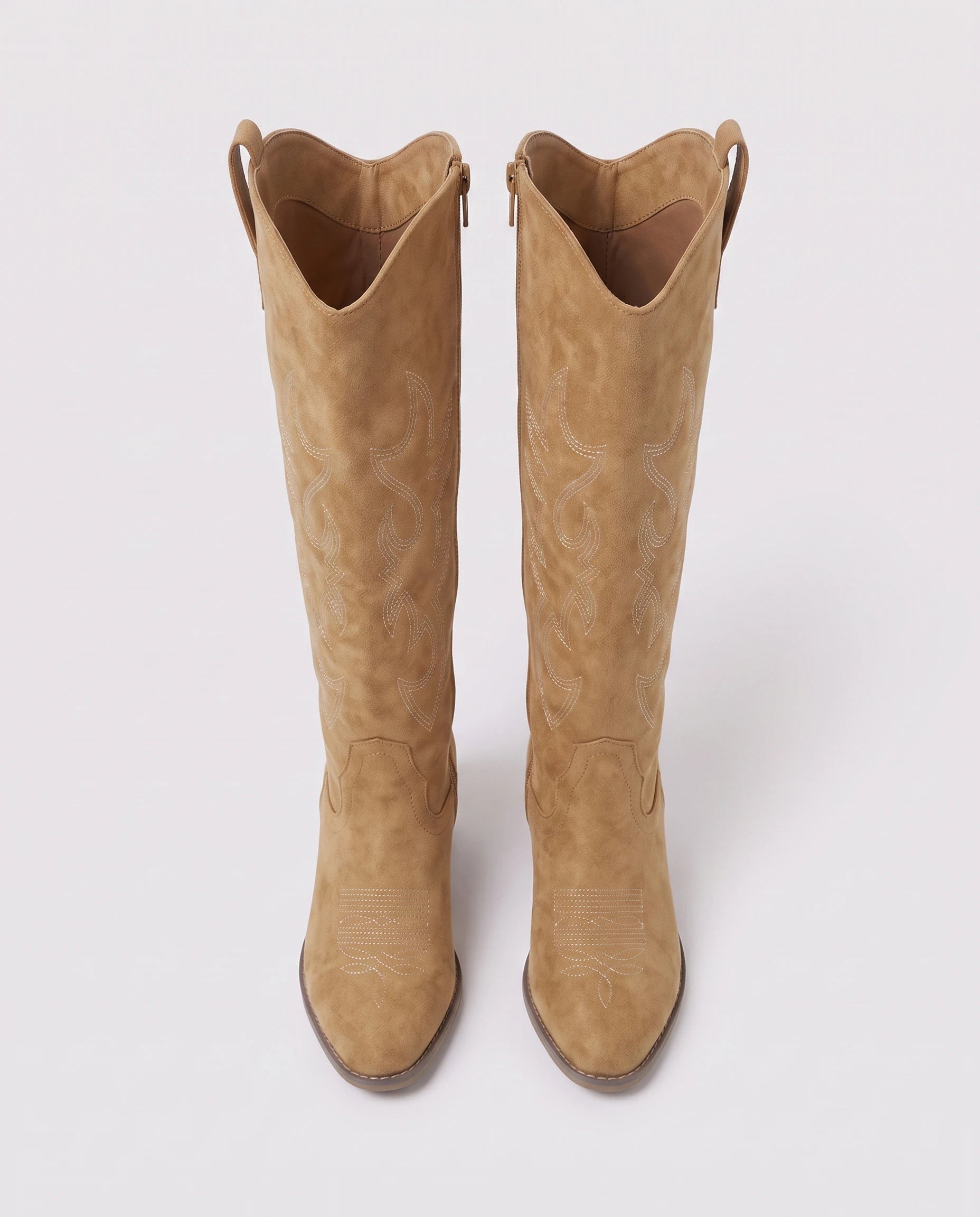 Bottes santiags brodées en suédine Zéphyrine — Camel, paire vue en plongée, entrées de tige et doublure