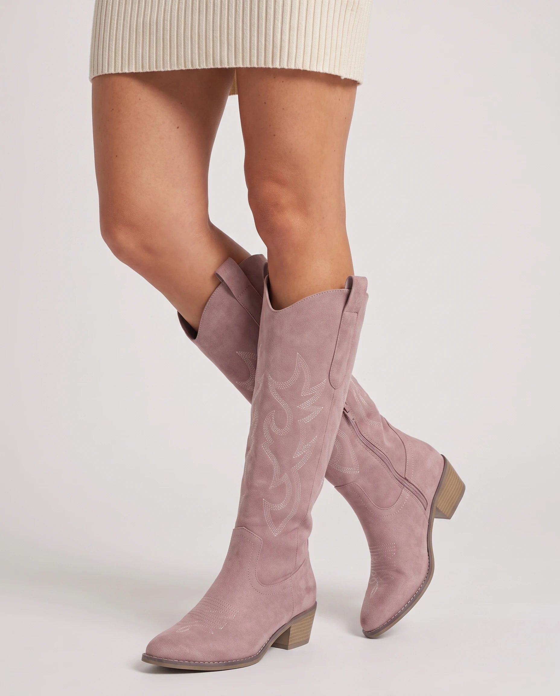 Bottes santiags brodées en suédine Zéphyrine — Vieux Rose, portées en plan rapproché avec une robe courte