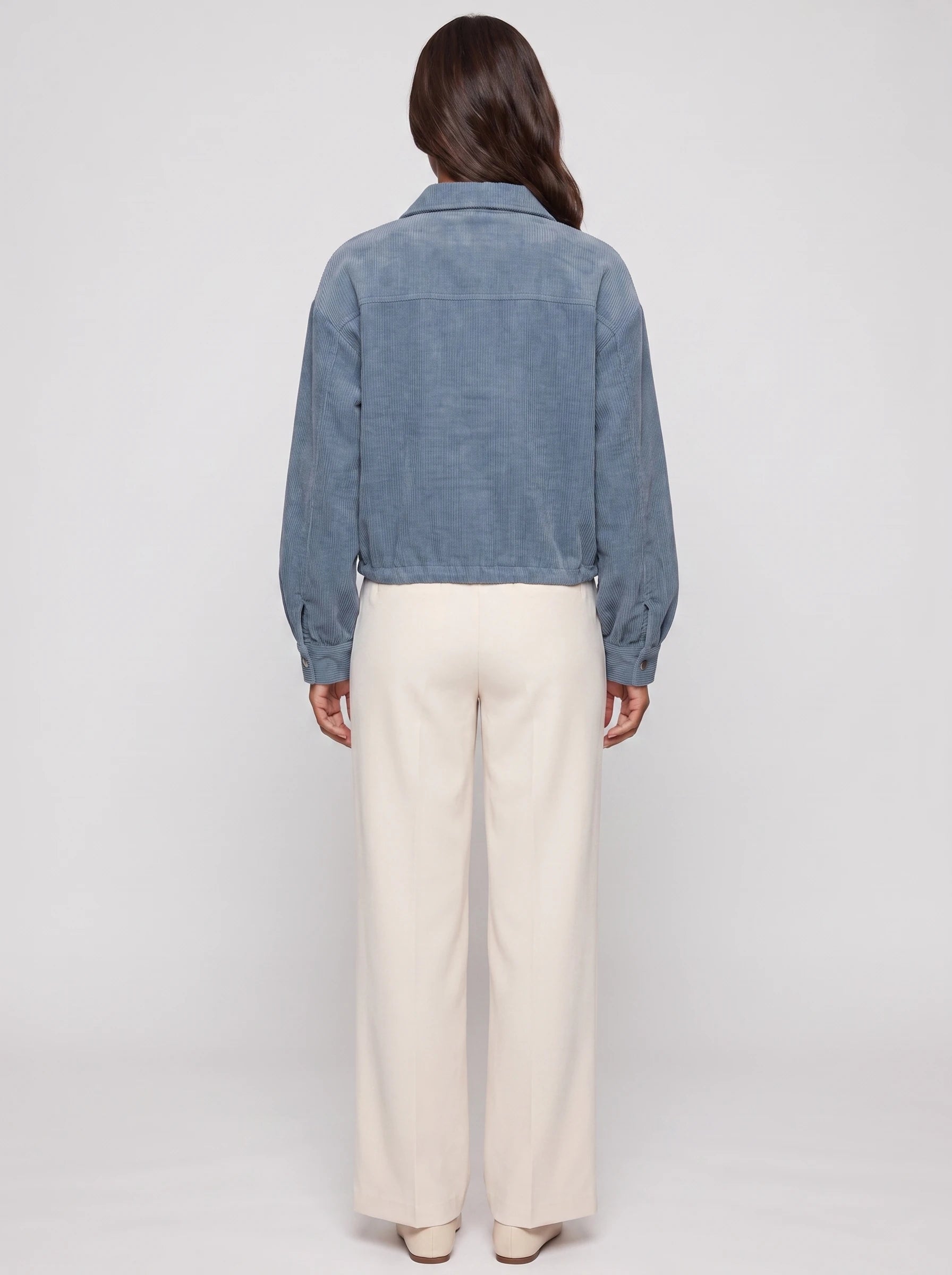Surchemise courte en velours côtelé bleu denim Lucette, vue de dos en studio