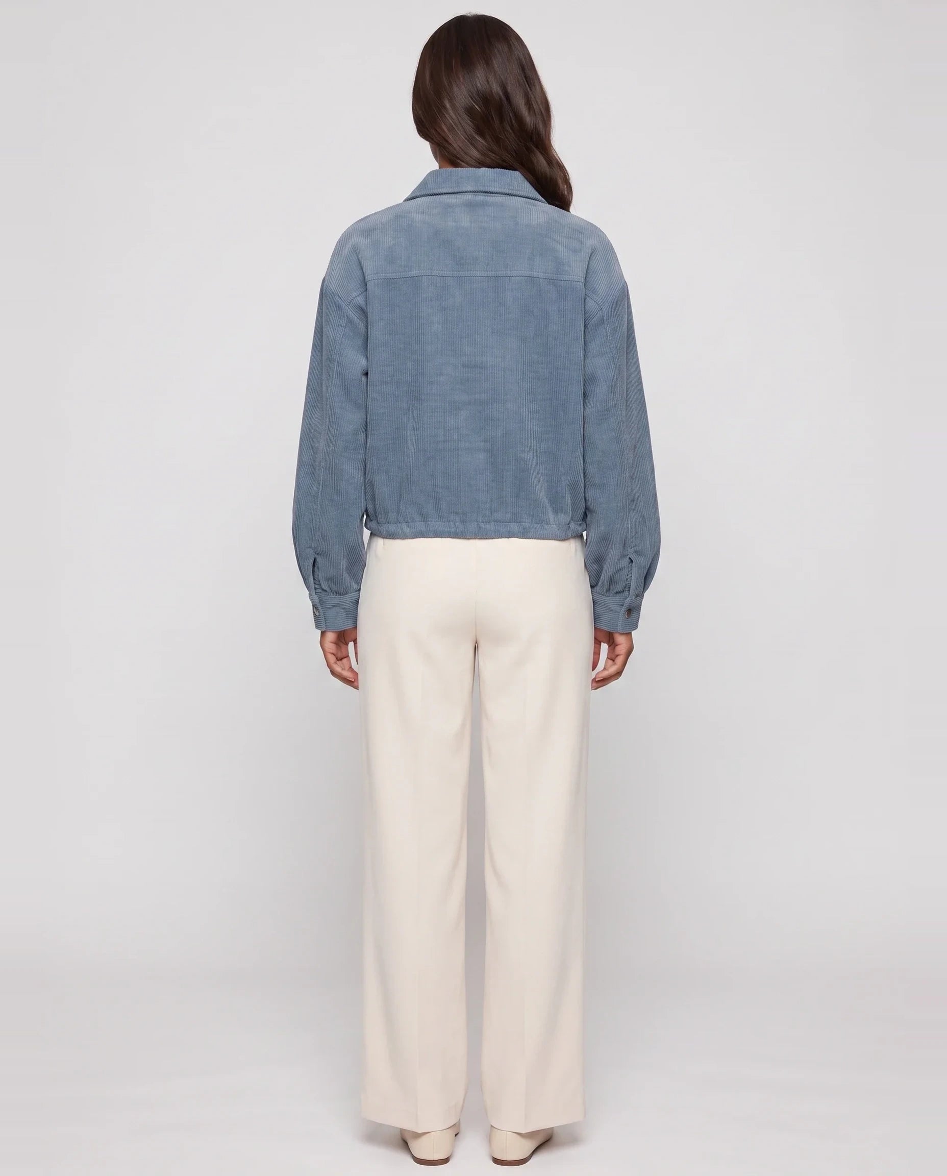 Surchemise courte en velours côtelé bleu denim Lucette, vue de dos en studio