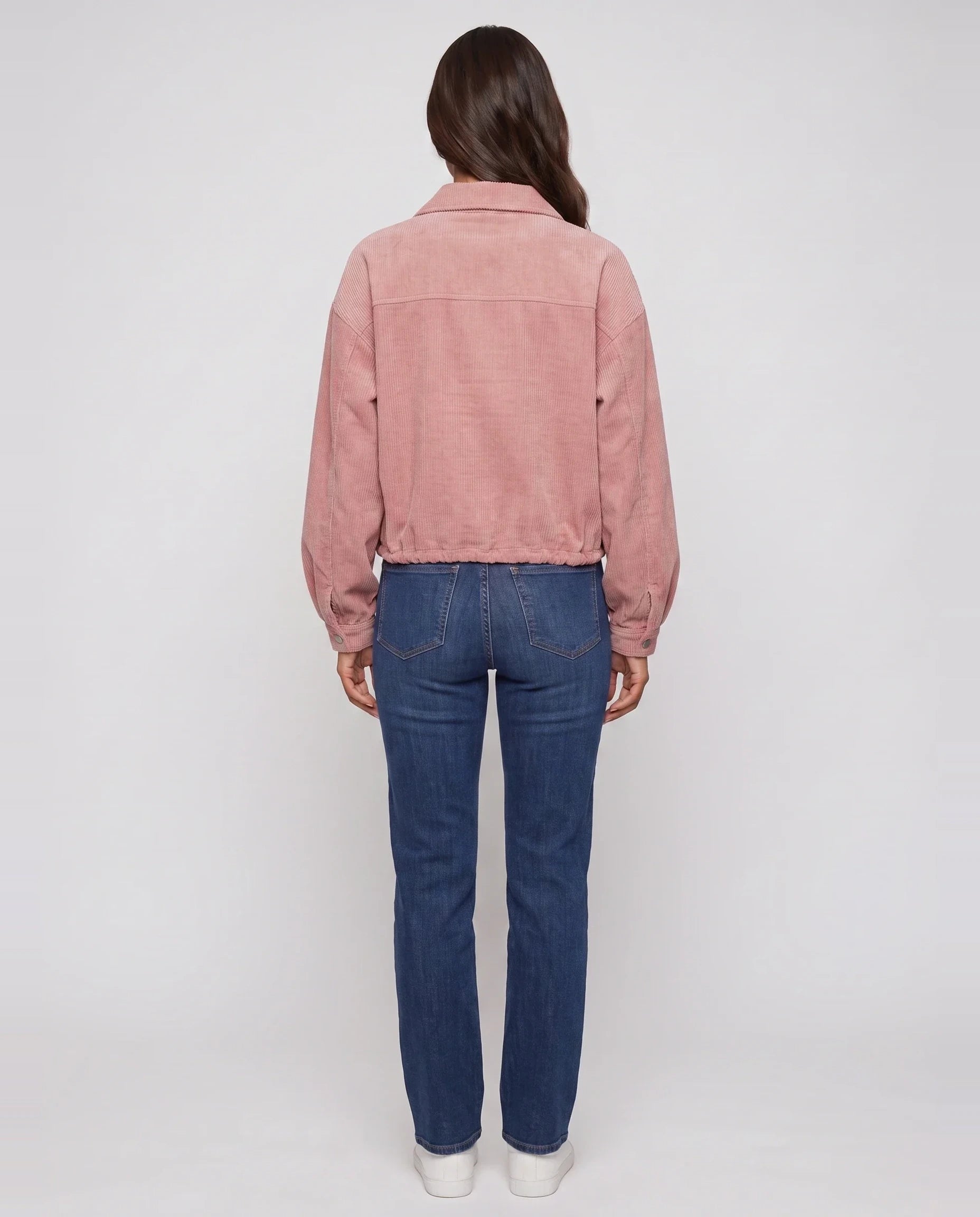 Surchemise courte en velours côtelé vieux rose Lucette, vue de dos en studio