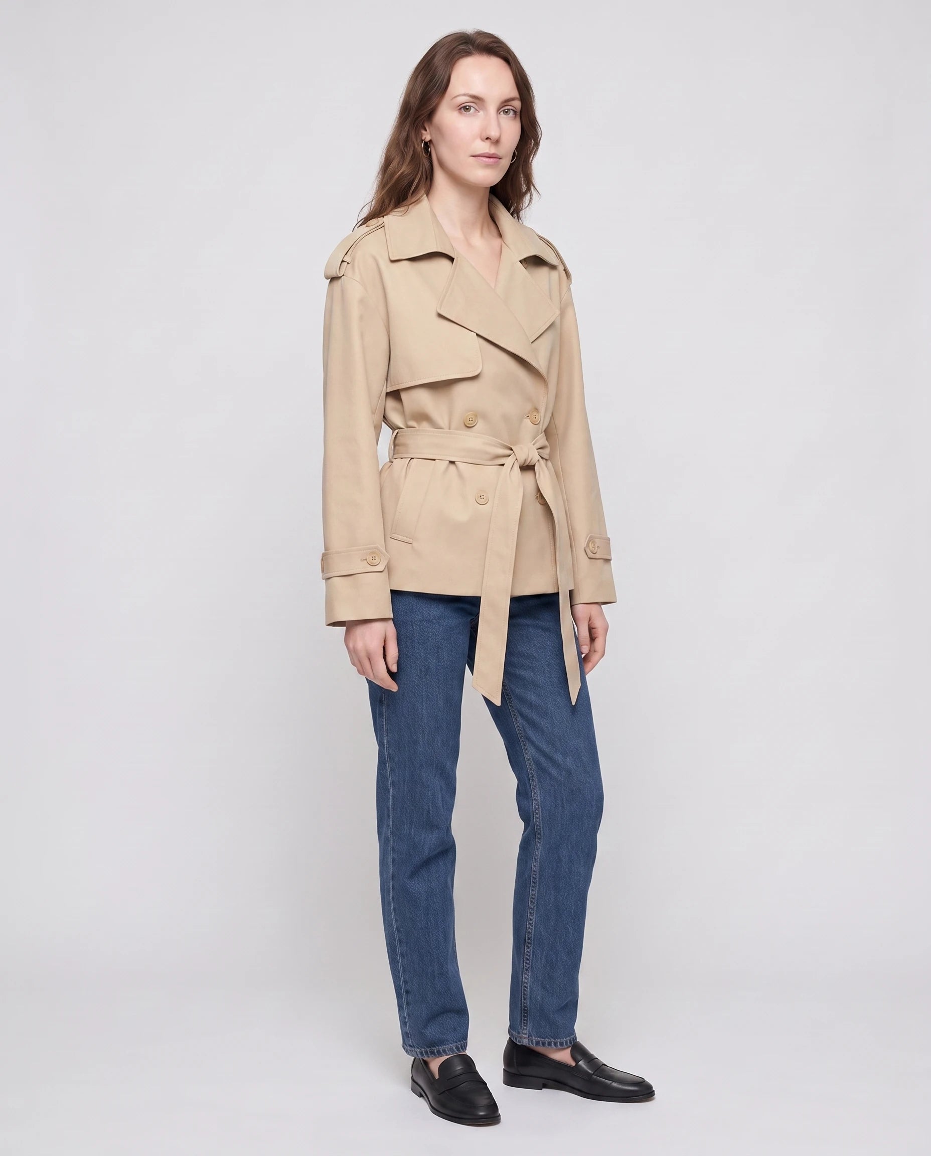 Trench court ceinturé Jehanne — vue de trois quarts en studio — coloris Beige