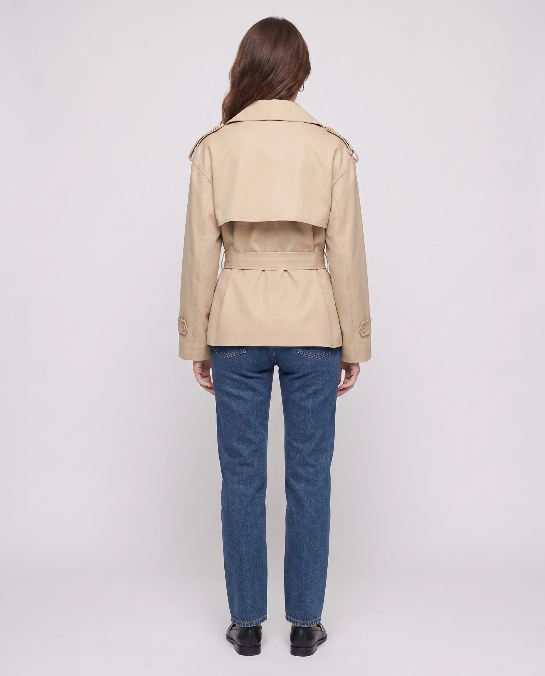 Trench court ceinturé Jehanne — vue de dos, empiècement et ceinture — coloris Beige