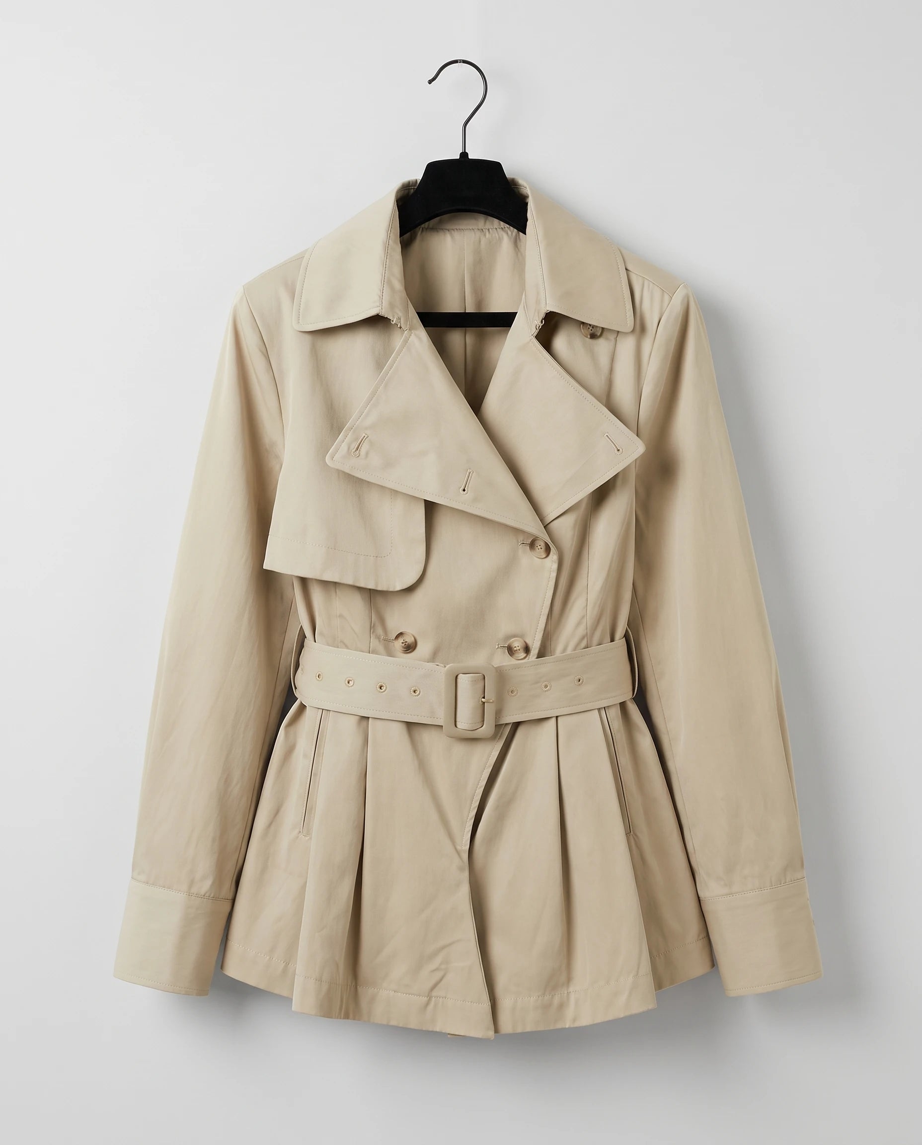 Trench court ceinturé beige Gisèle, packshot sur cintre