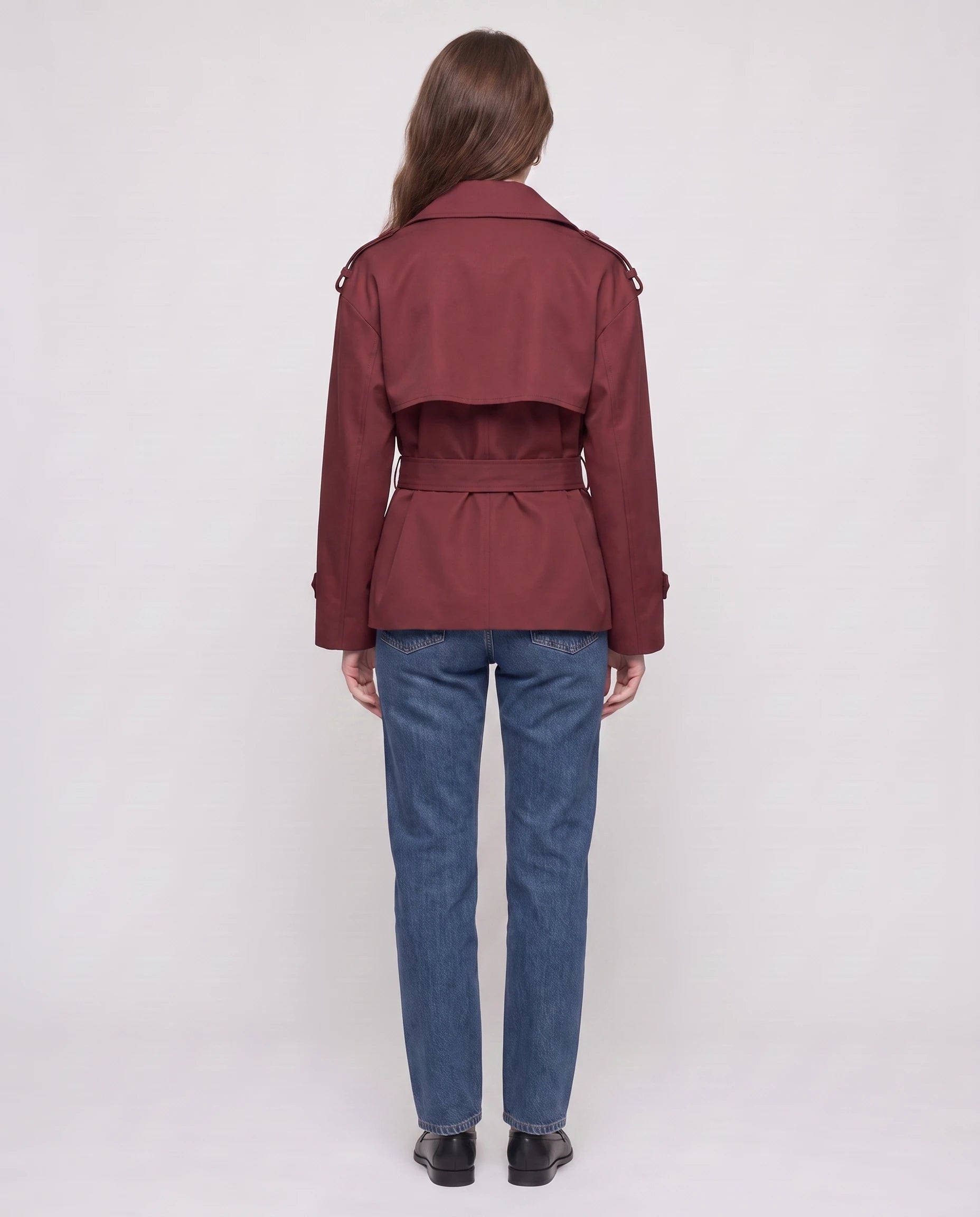 Trench court ceinturé Jehanne — vue de dos, empiècement et ceinture — coloris Bordeaux