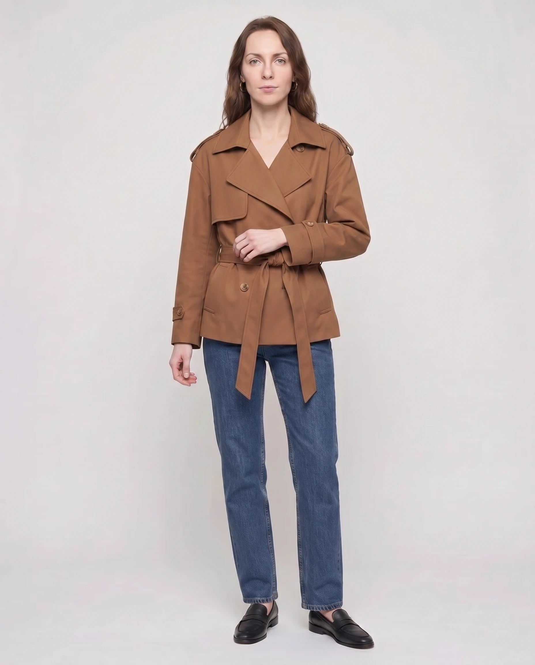 Trench court ceinturé Jehanne — vue de face en studio — coloris Brun