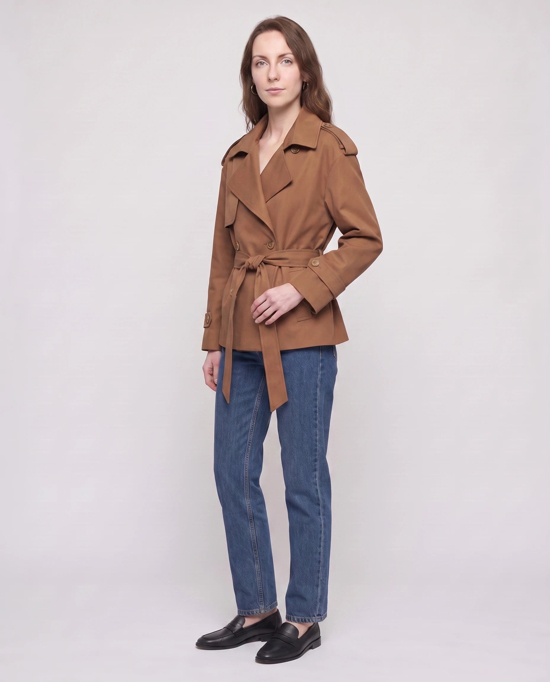 Trench court ceinturé Jehanne — vue de trois quarts en studio — coloris Brun