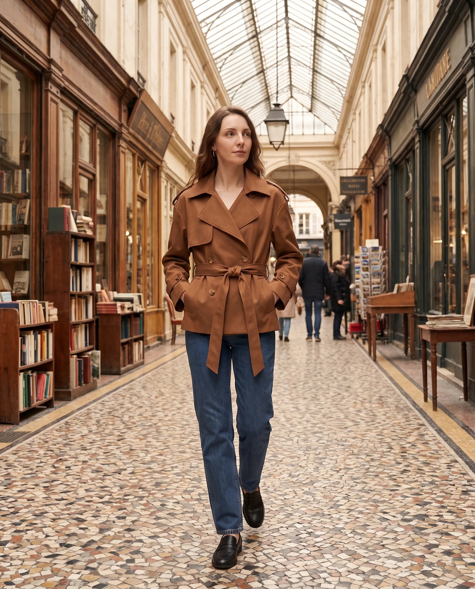 Trench court ceinturé Jehanne — portée en extérieur — coloris Brun