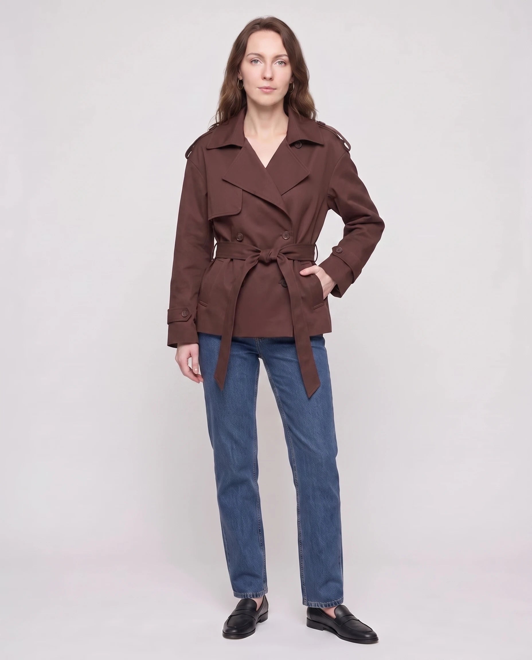 Trench court ceinturé chocolat Jehanne, plan rapproché buste en studio