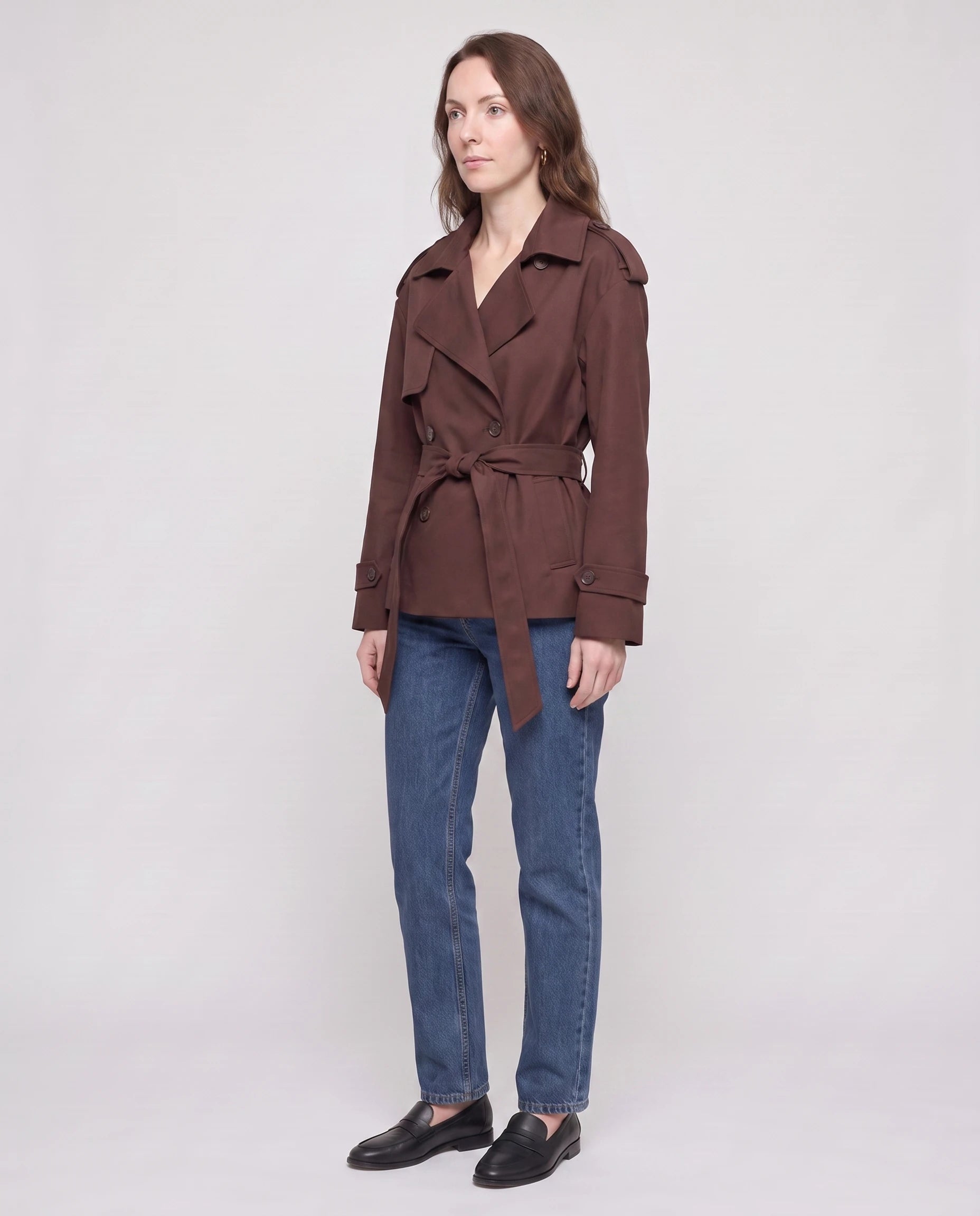 Trench court ceinturé Jehanne — vue de trois quarts en studio — coloris Chocolat