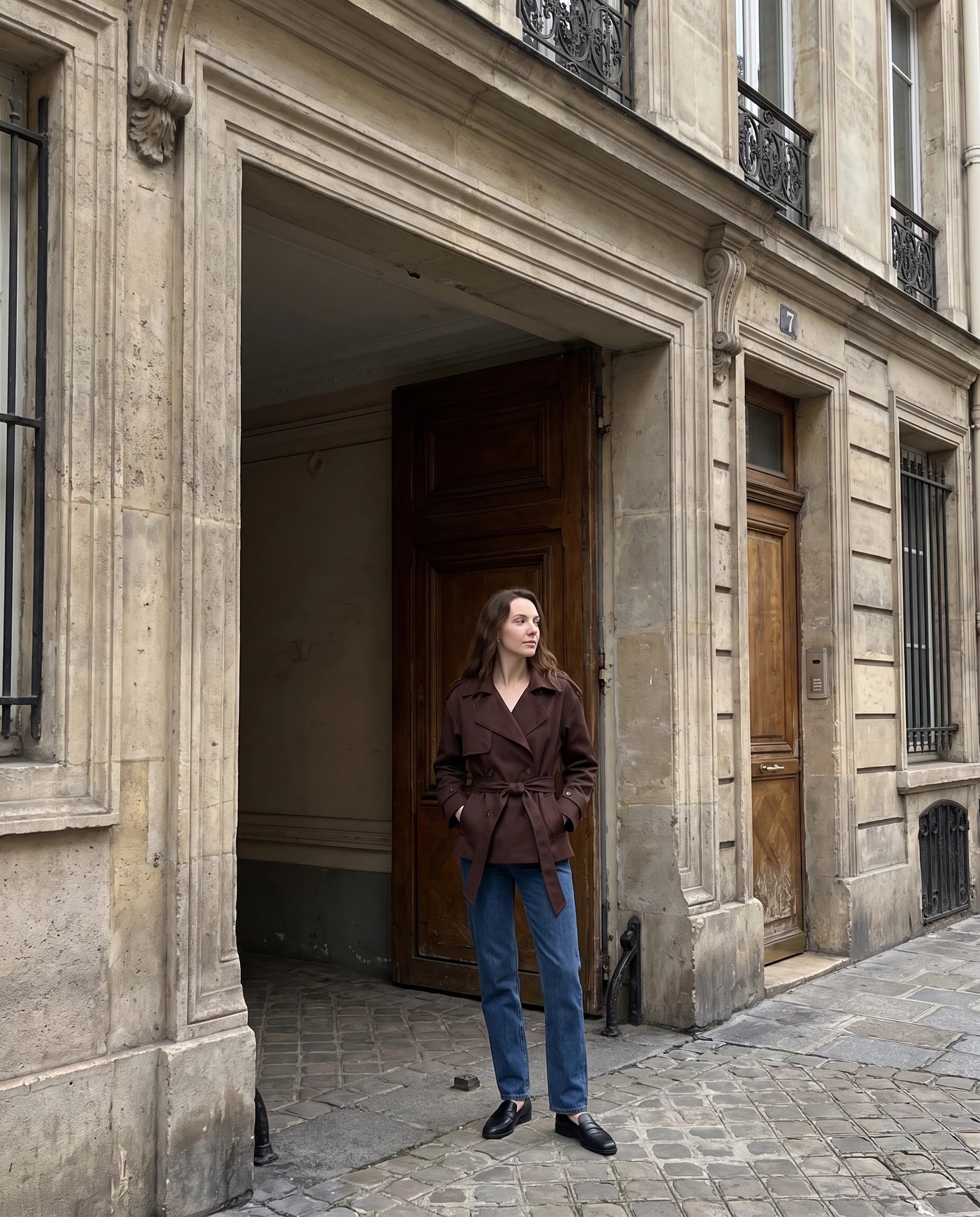 Trench court ceinturé Jehanne — portée en situation — coloris Chocolat