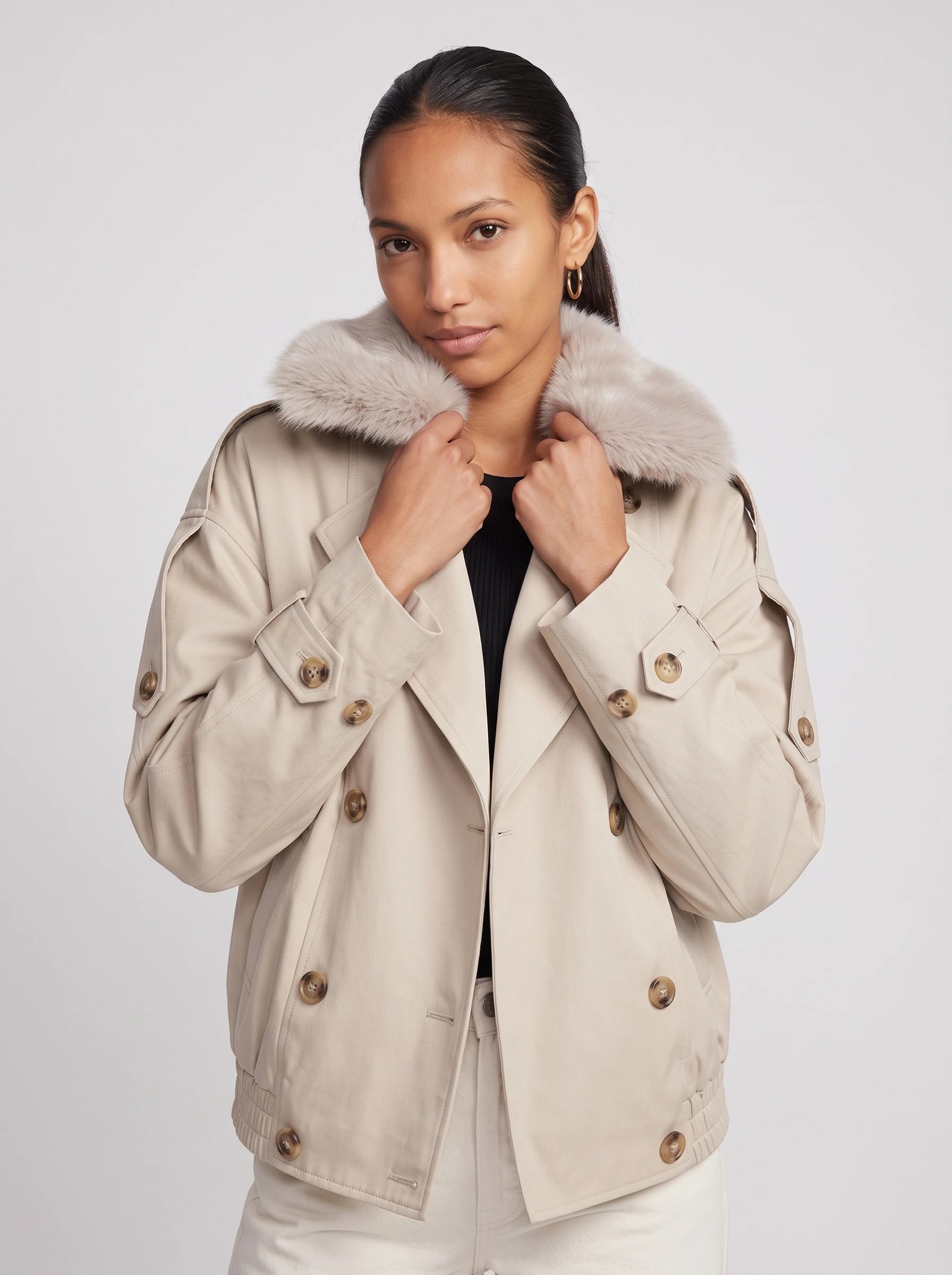 Trench court beige à col fausse fourrure Vivienne, plan rapproché en studio